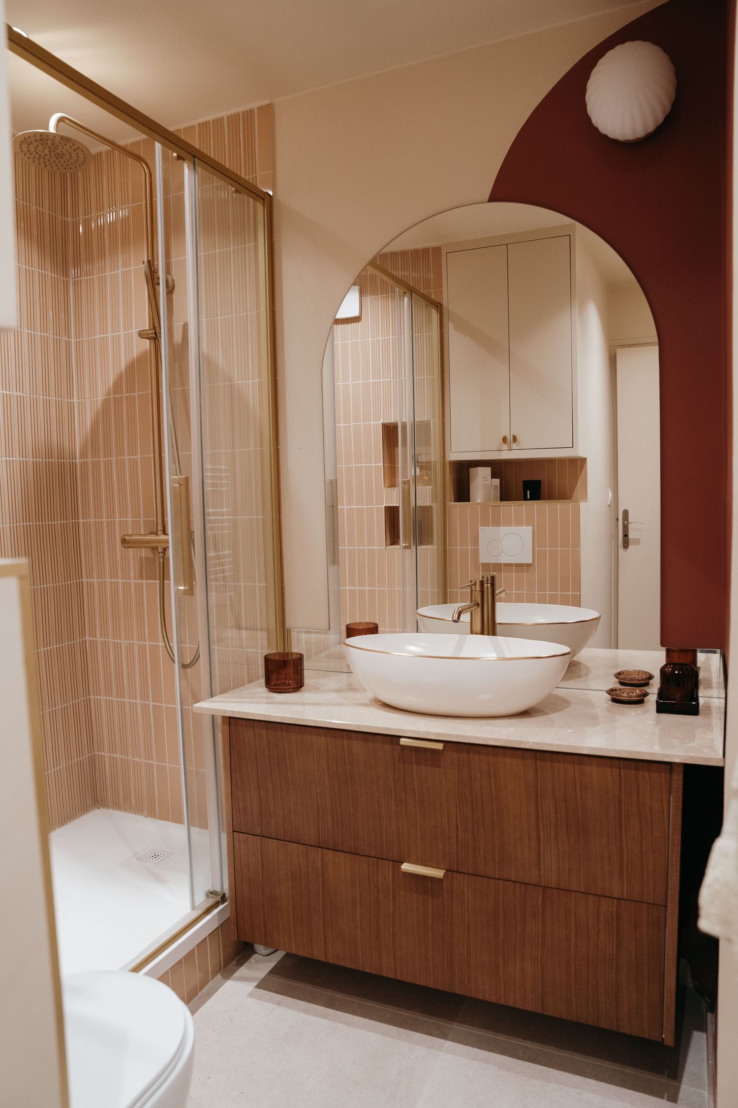 Salle de bain avec douche et vasque