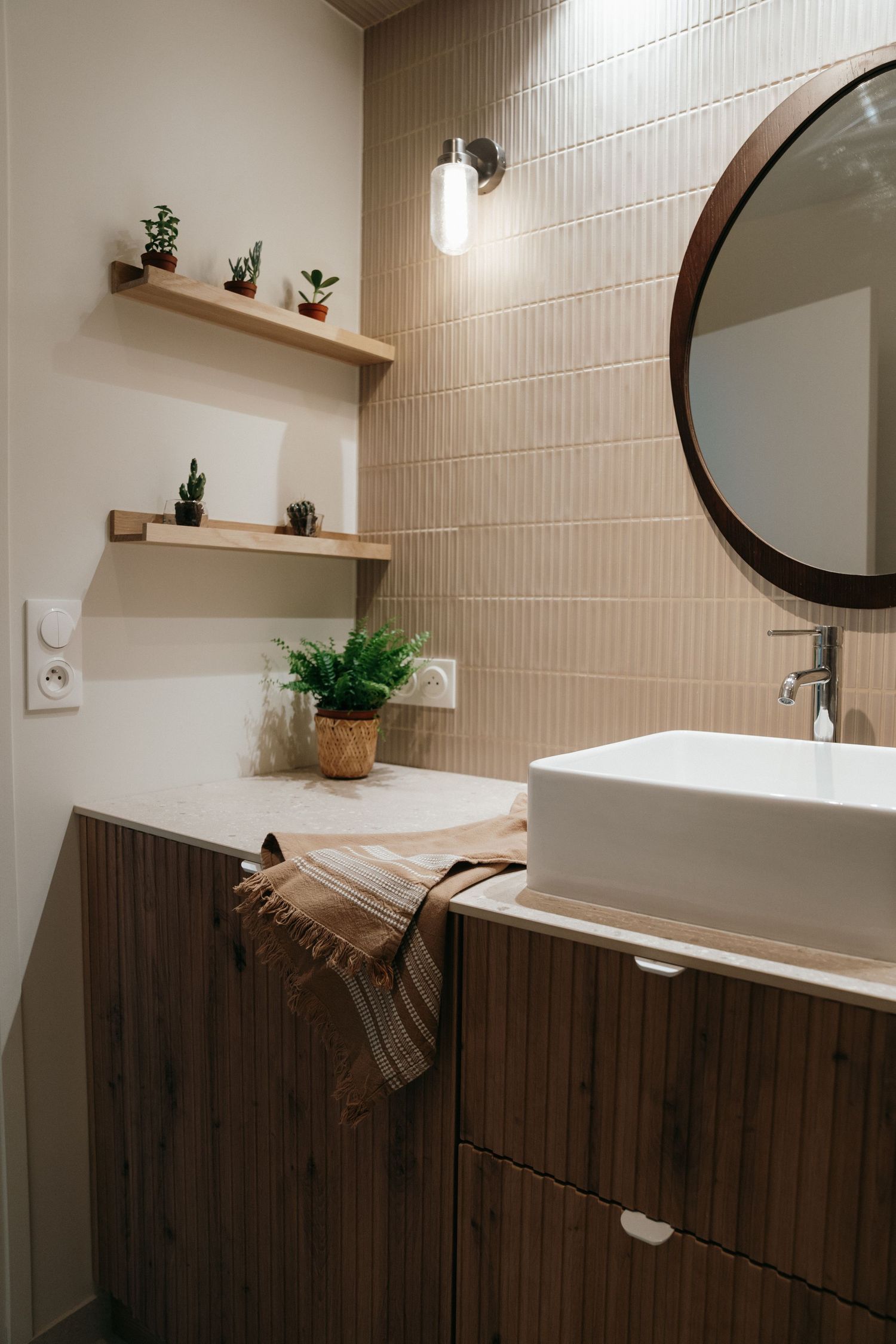 Salle de bain avec étagères et vasque