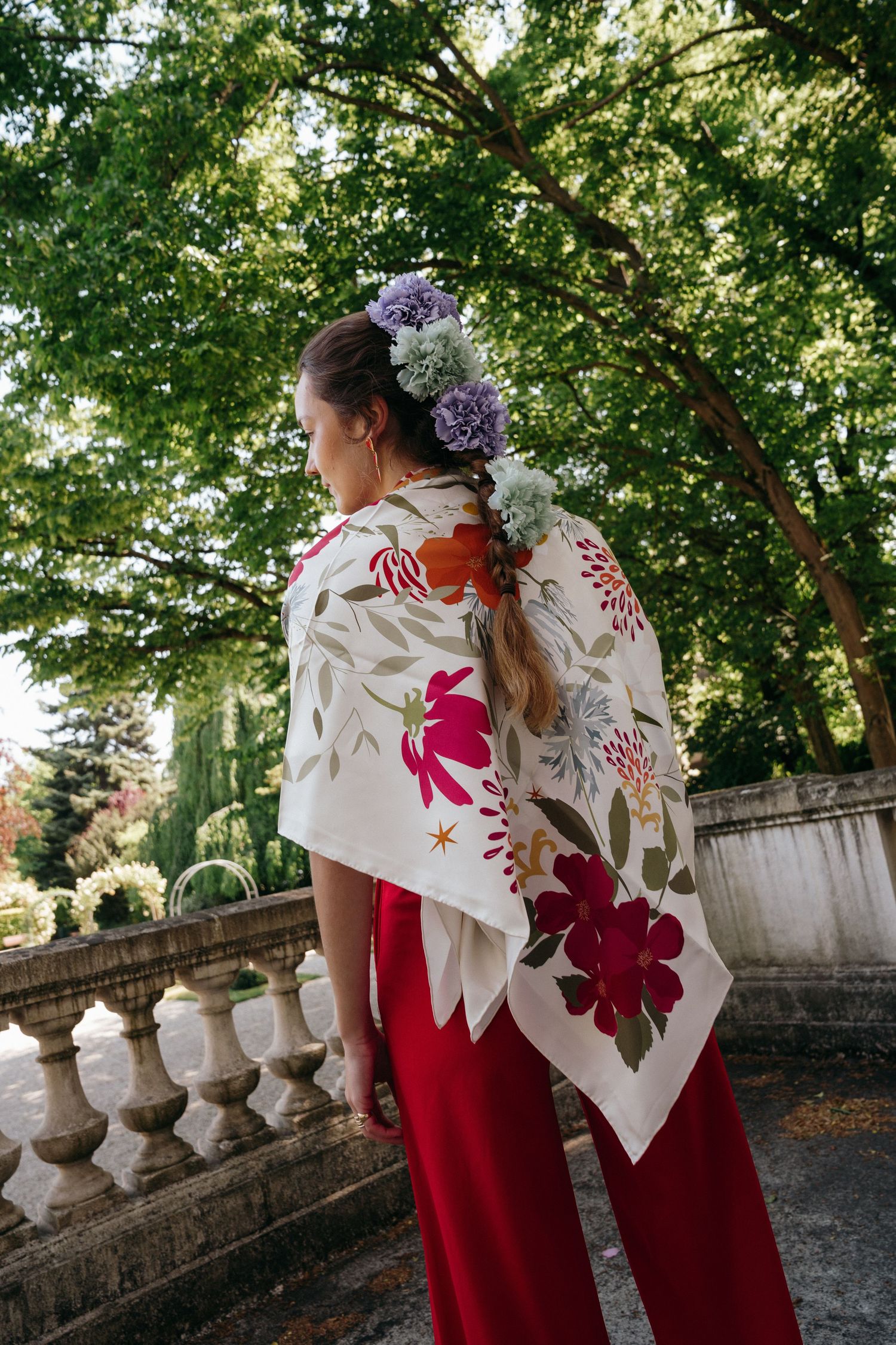 Femme en châle fleuri, regard au loin