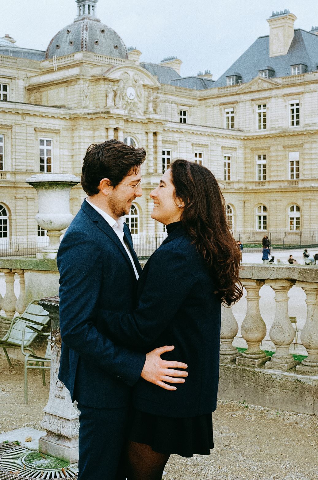 Couple souriant devant un palais du Luxembourg Paris