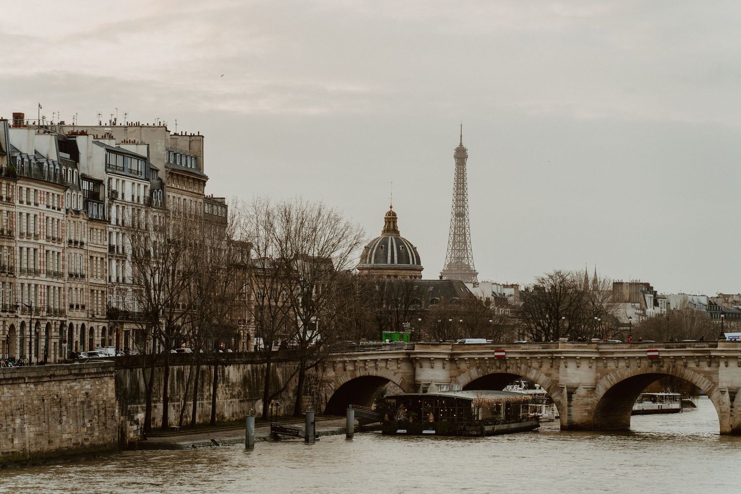 Vue sur Paris et la tour Eiffel au crépuscule
