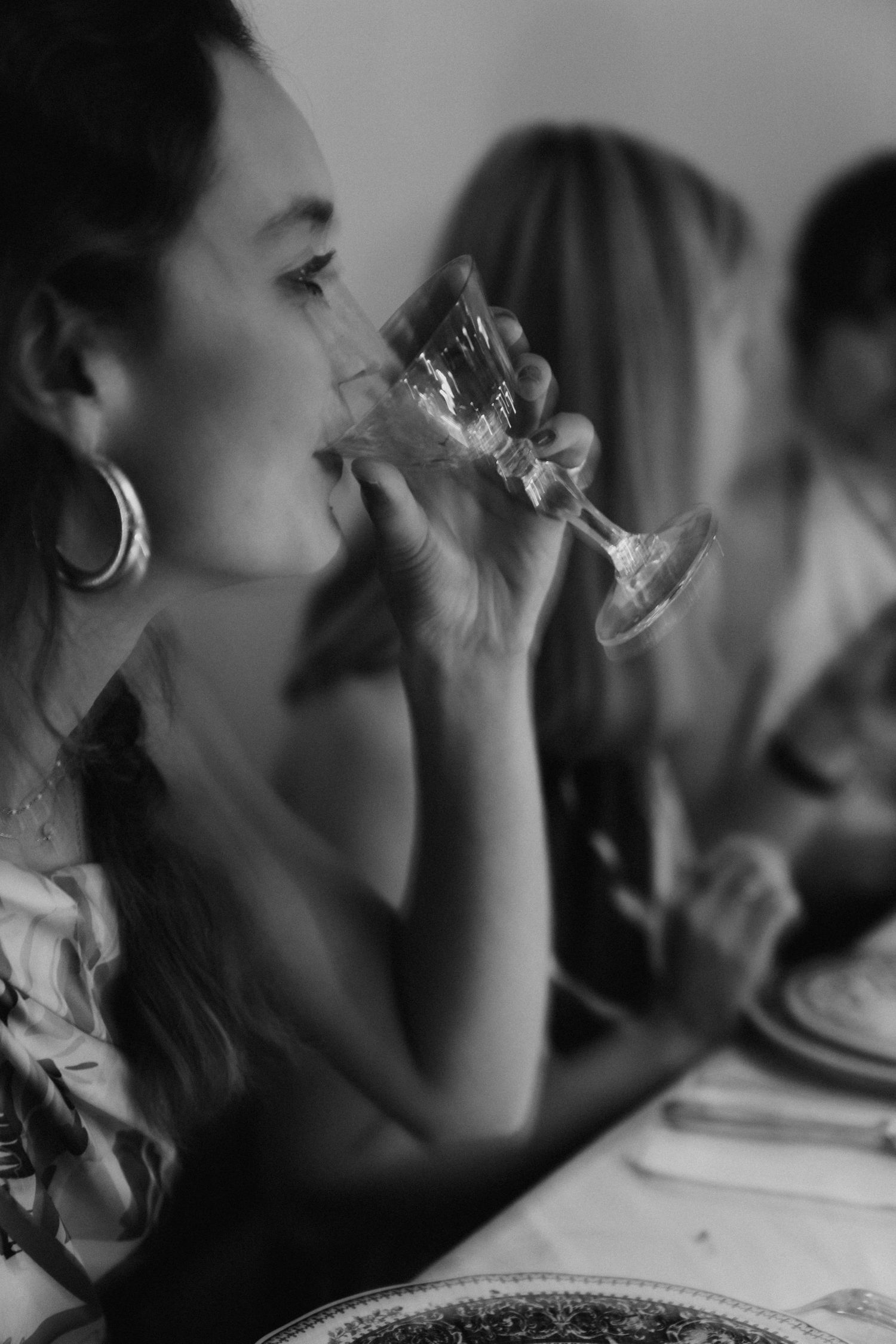 Femme buvant du champagne, noir et blanc