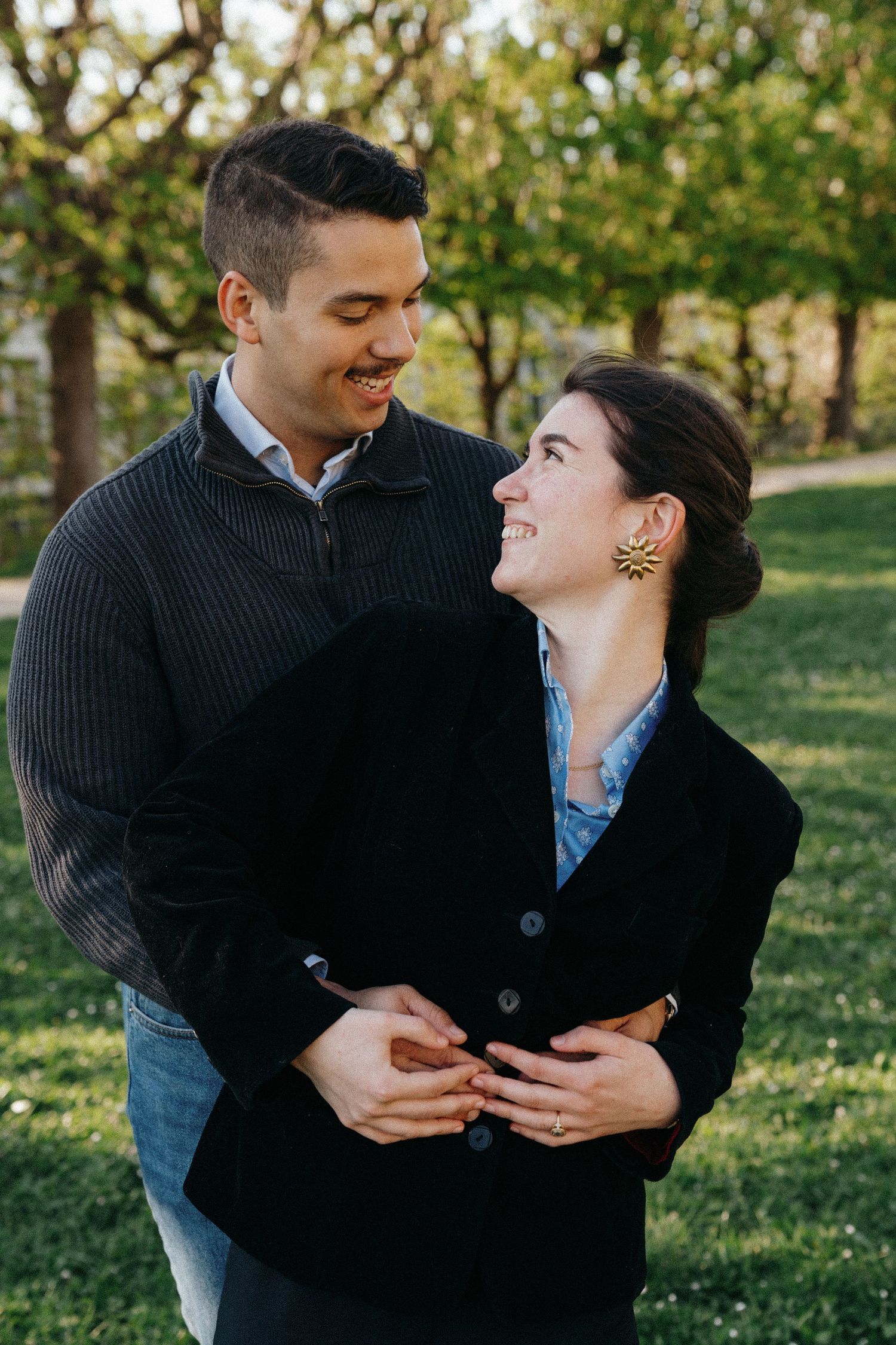 Couple souriant enlacé dans un parc ensoleillé