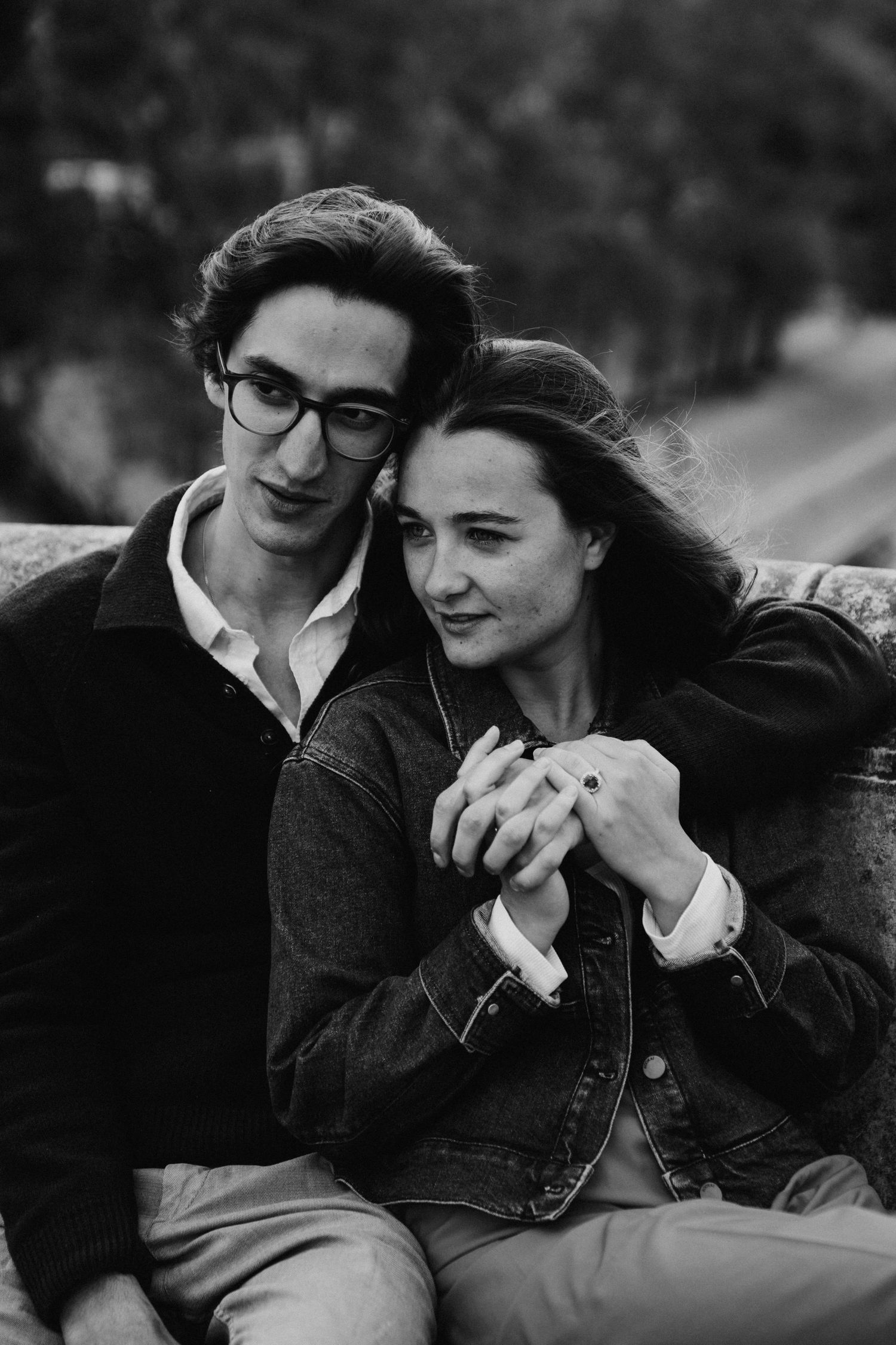 Portrait noir et blanc d'un couple tendre, mains liées Paris