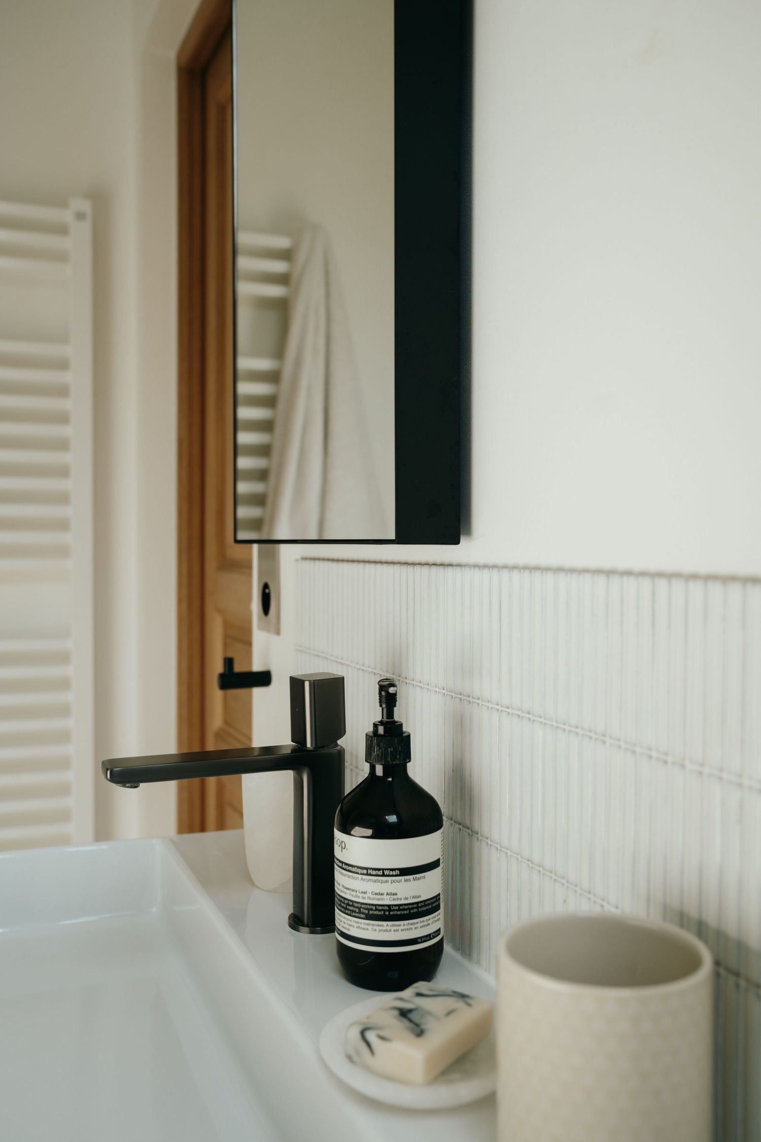 Détail d'une salle de bain épurée