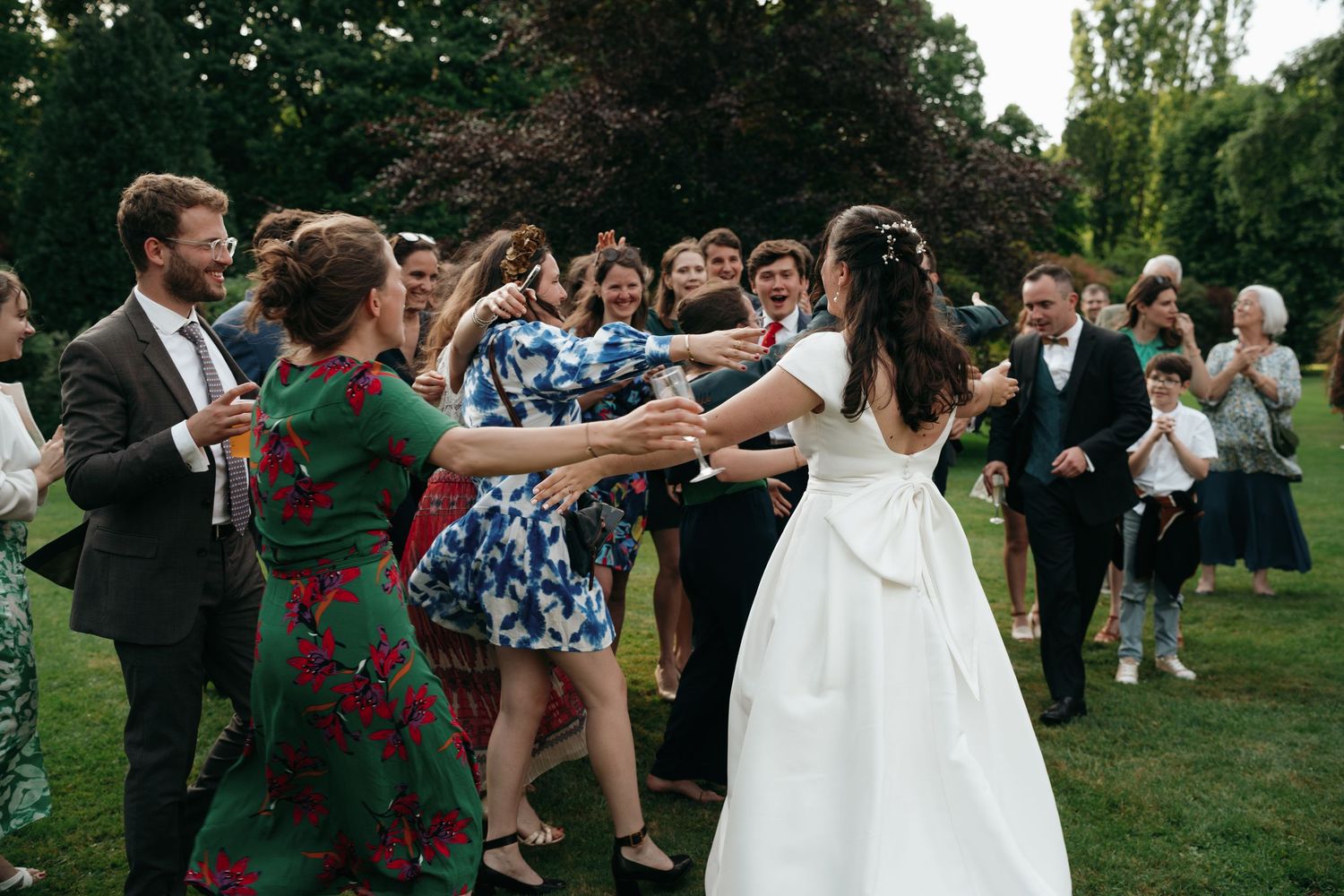 Invités dansant dans le jardin