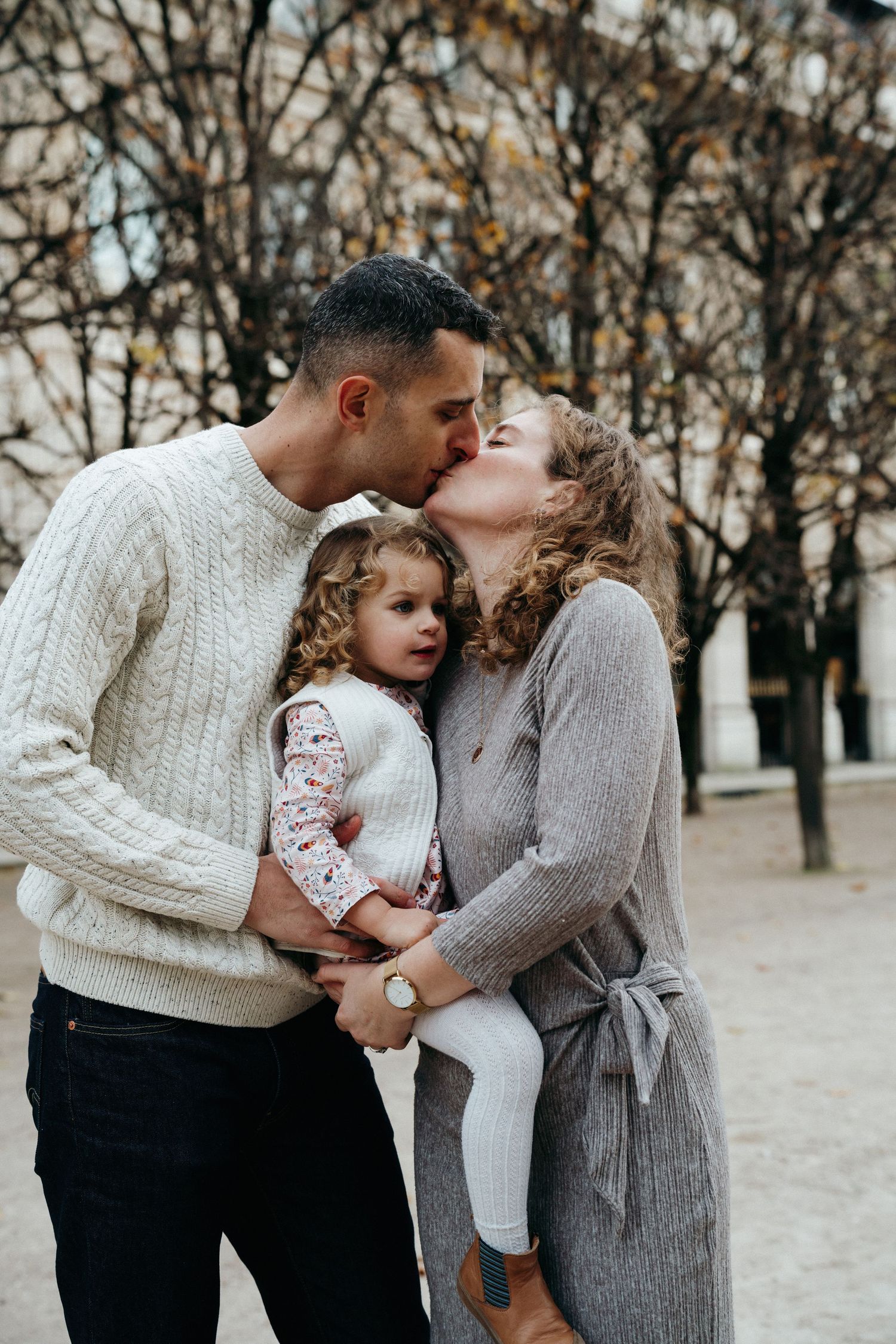 Famille tendre avec leur enfant