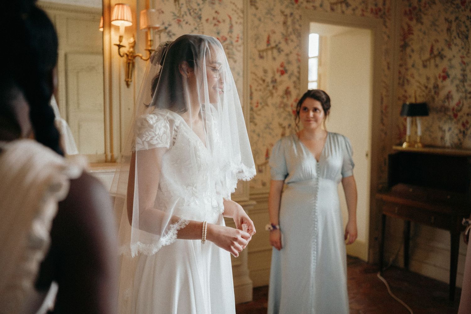 Mariée avec son voile, préparatifs