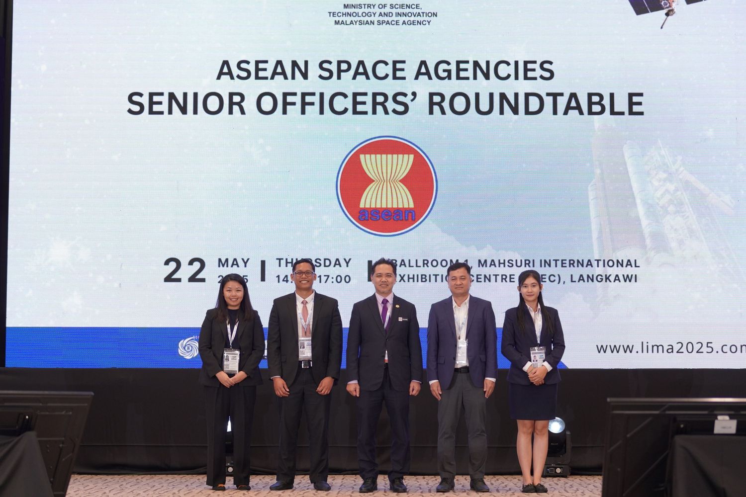 Group photo of senior officials at ASEAN Space Agencies roundtable event.