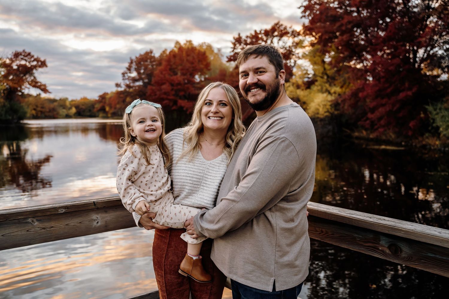 fall family photoshoot at a lake