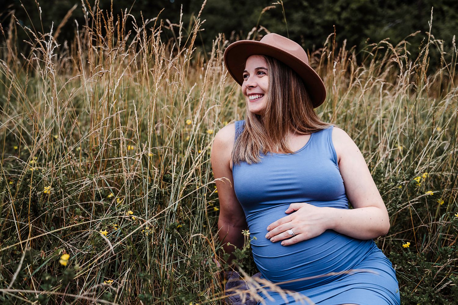 maternity pictures in field