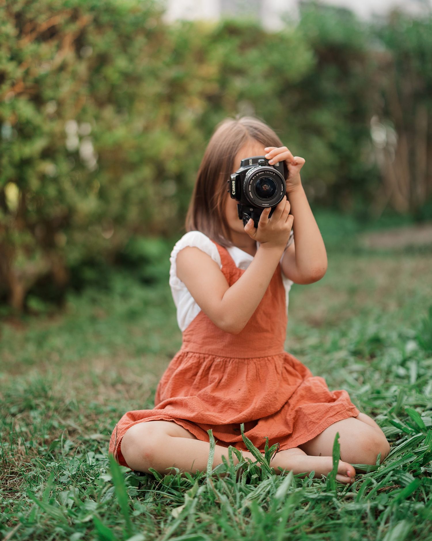 A candid girl taking a photo in Switzerland. Natural lifestyle photography. Authentische Fotos von Jiyoung Hwang.