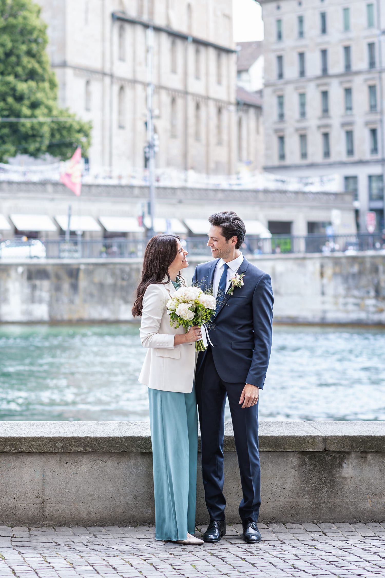 Romantic wedding shoot at Stadthaus Zurich. Natural lifestyle city wedding photography. Authentisches Brautpaar-Shooting in Zürich City.