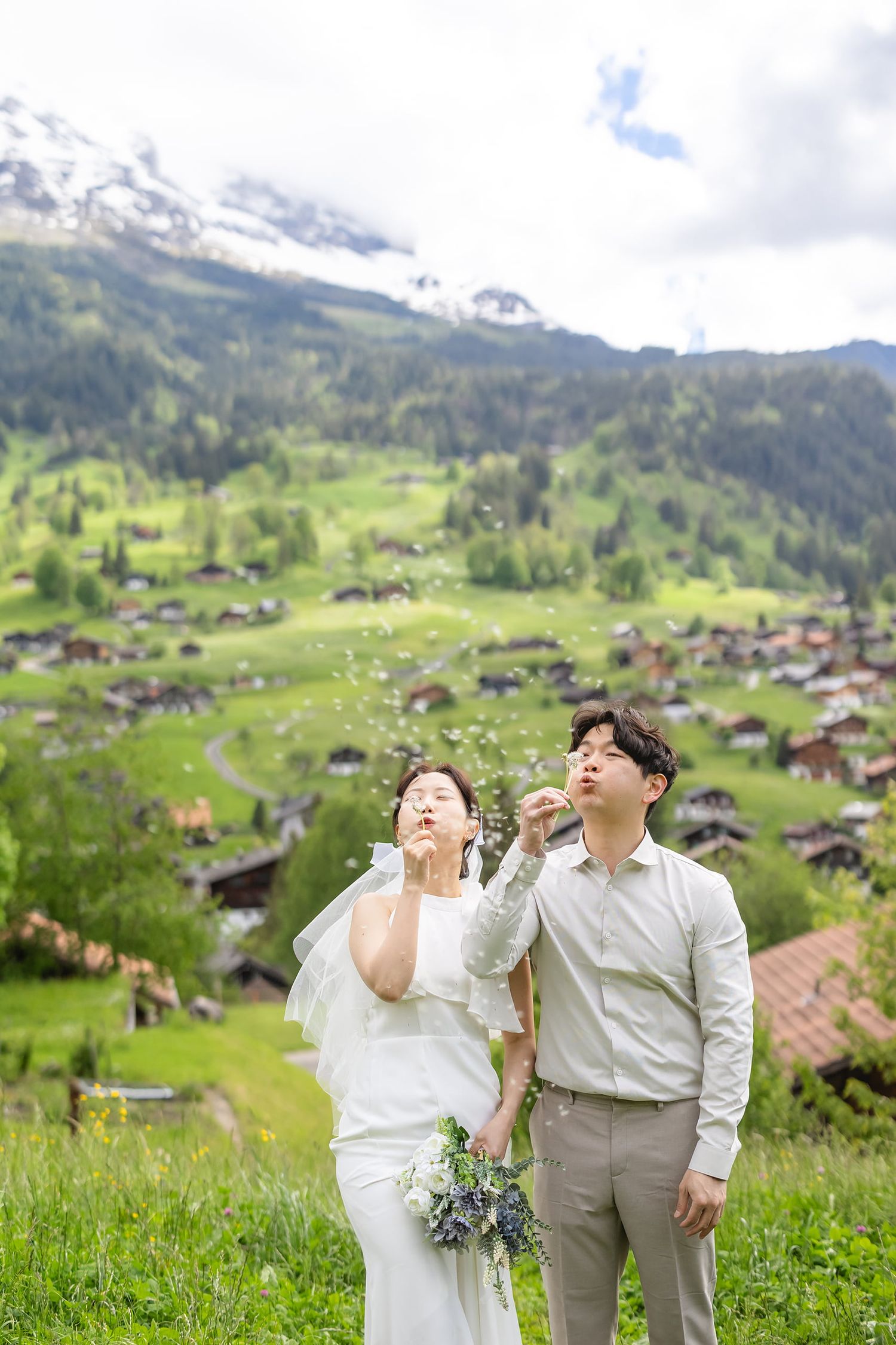 Spring engagement shoot in Grindelwald with Eiger view. Romantic couple session by Jiyoung Hwang Photography. Paarfotograf in Grindelwald.