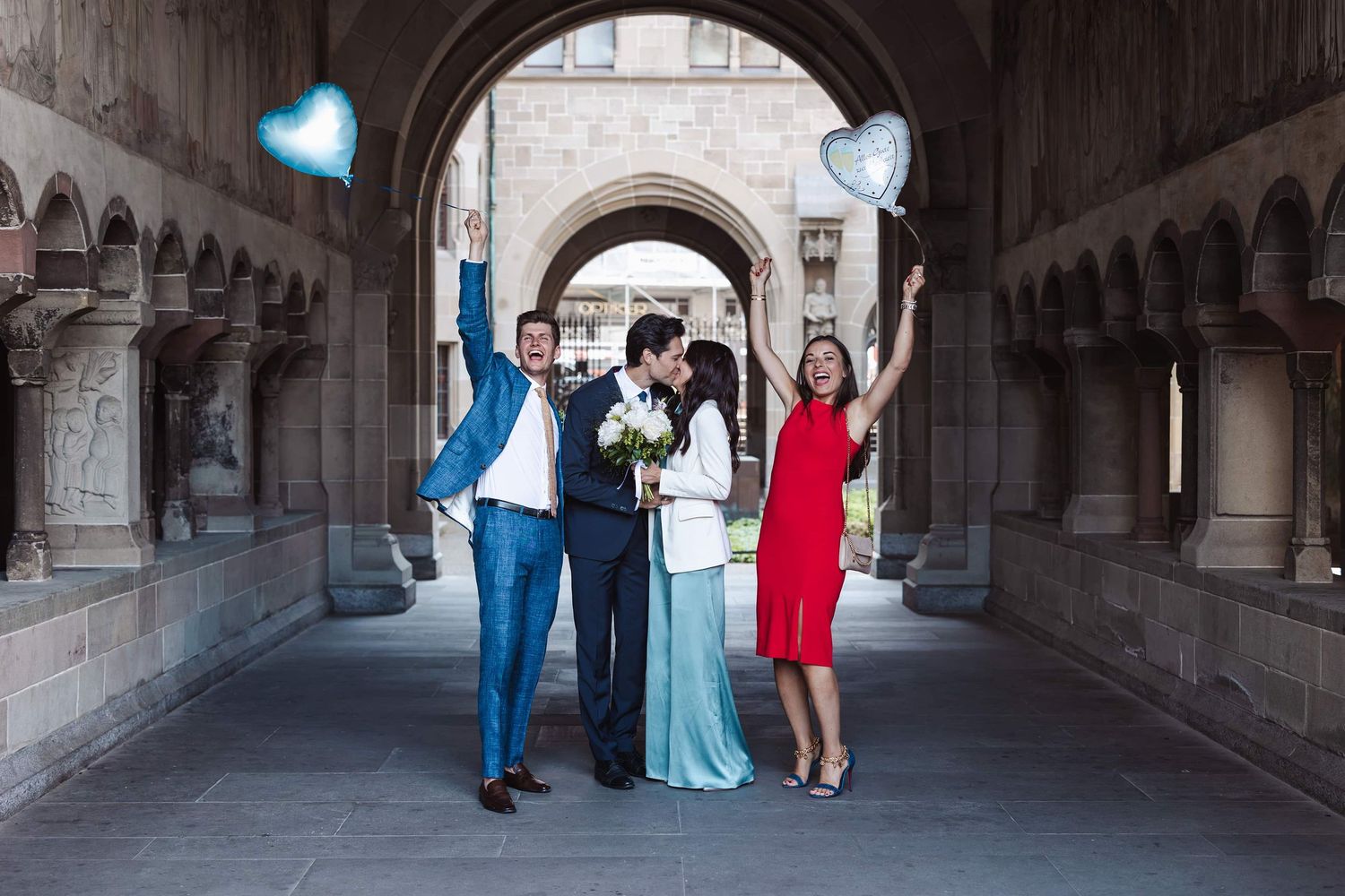 Wedding witnesses at Stadthaus Zürich. Candid lifestyle moments with friends. Authentische Fotos mit Trauzeugen im Standesamt Zürich.