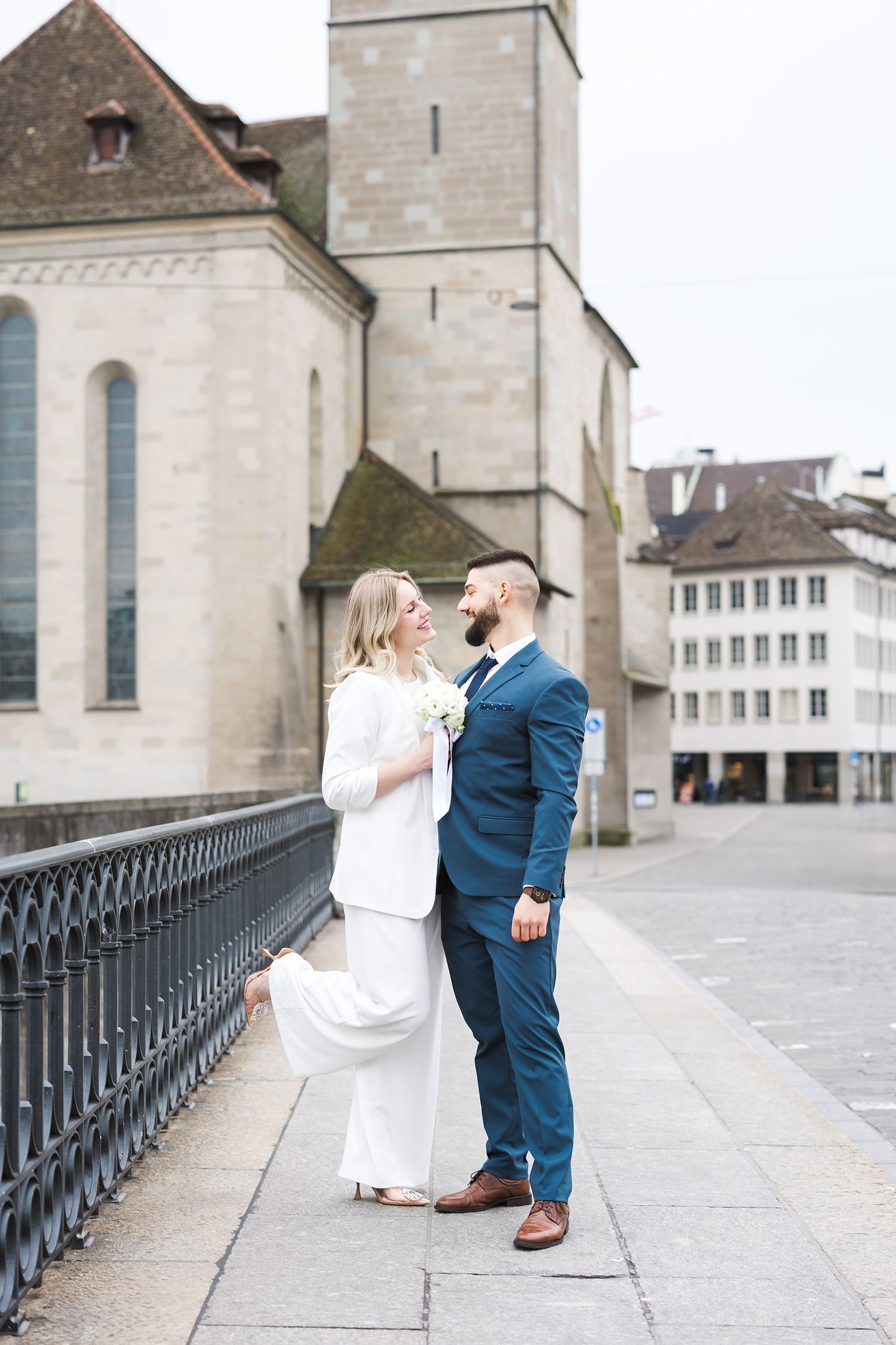 Romantic wedding portraits at Zürich Stadthaus. Natural lifestyle photography. Emotionale Paarfotos von Jiyoung Hwang Photography.