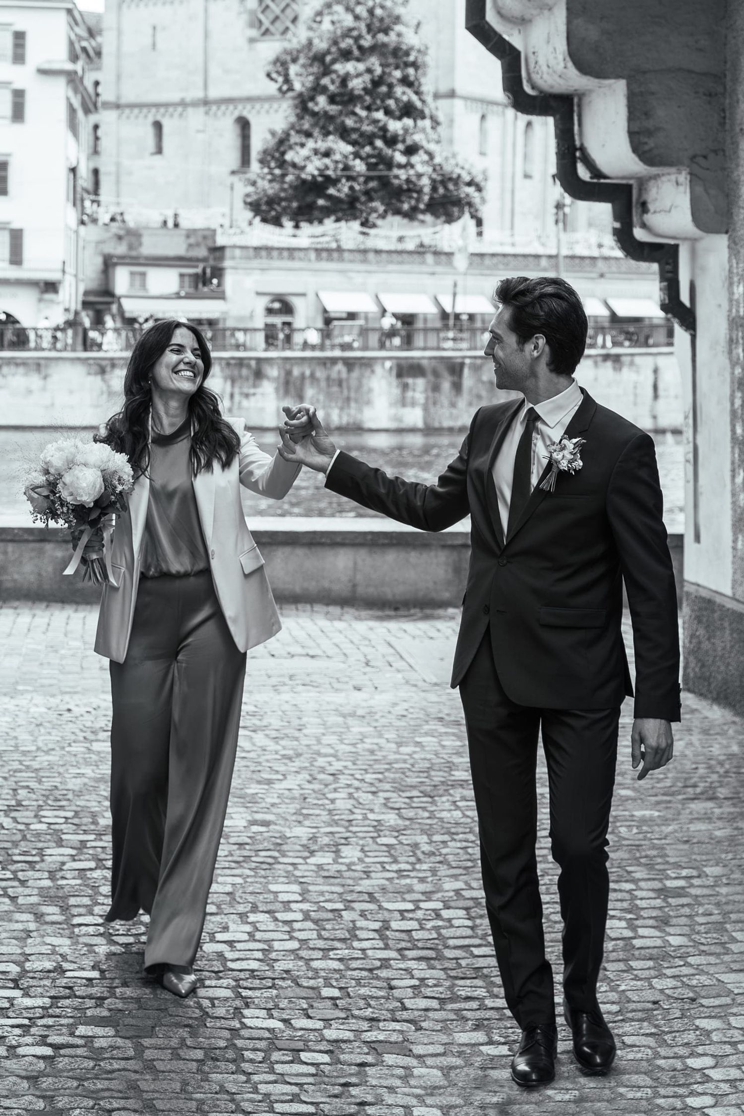 Walking along the Limmat river. Natural lifestyle wedding portraits. Romantischer Spaziergang an der Limmat, Zürich Photography.