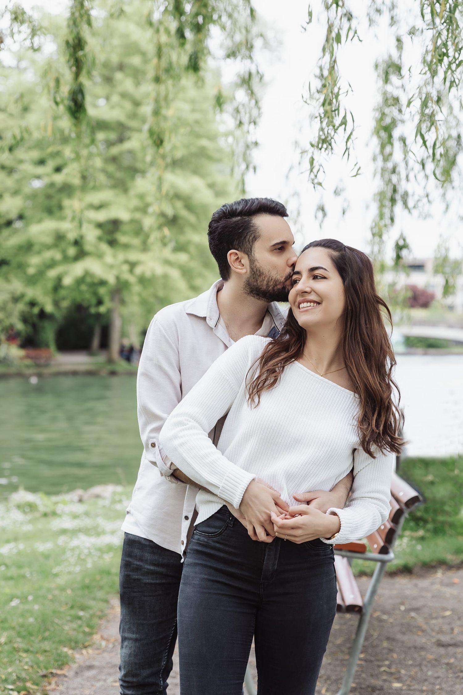 Romantic couple session Villette Park in Cham. Lakeside engagement photography by Jiyoung Hwang Photography. Paarshooting im Villette Park.