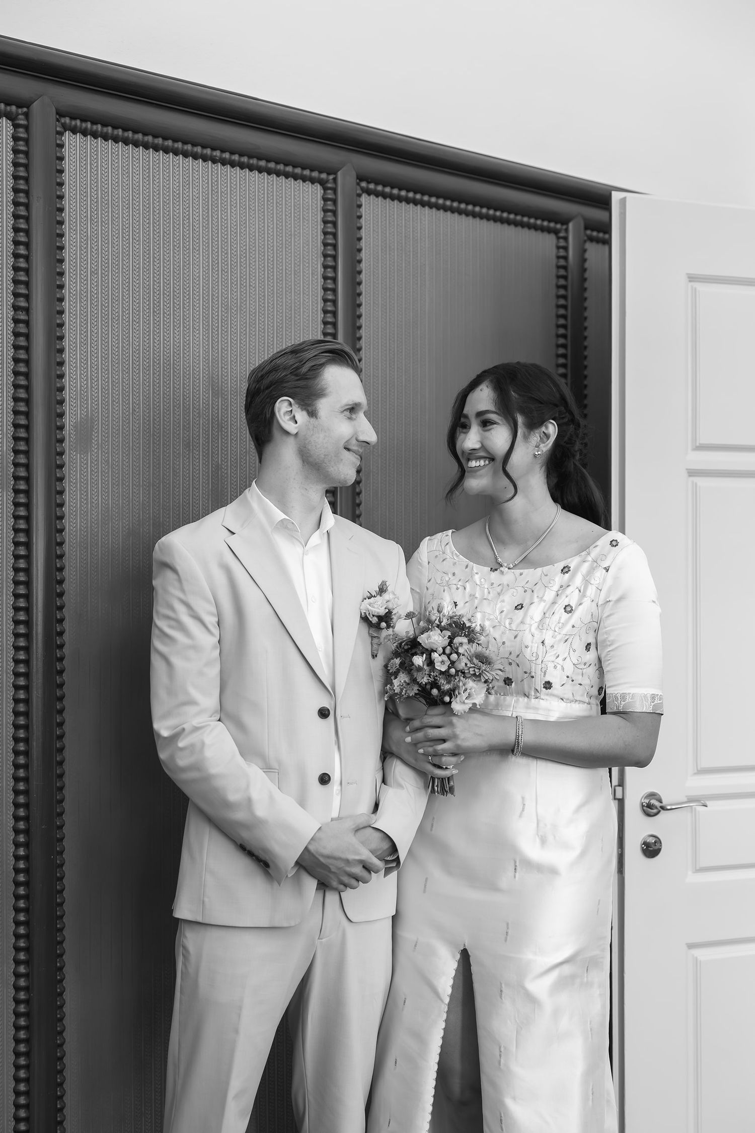Romantic wedding portraits at Zürich Stadthaus. Natural lifestyle photography. Emotionale Paarfotos von Jiyoung Hwang Photography.
