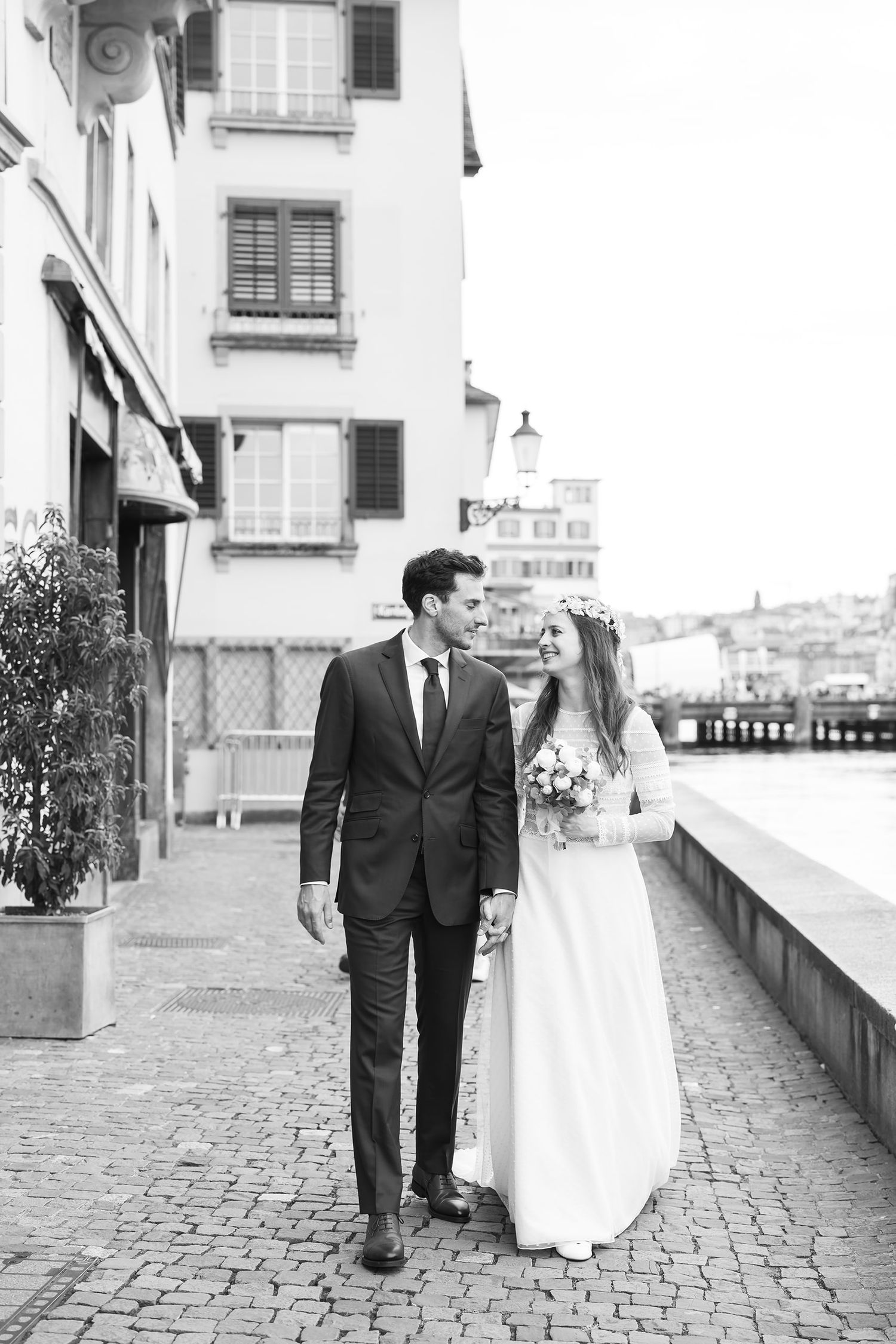 Urban lifestyle wedding in Zurich City. Candid moments by the water. Authentische Hochzeitsfotografie an der Limmat in Zürich.