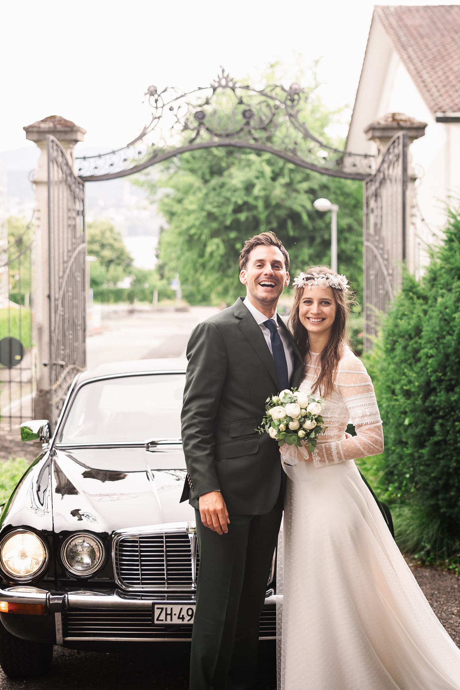 Elegant wedding at Lake Zurich. Candid lifestyle photography in Erlenbach. Authentische Hochzeitsfotos am Seeufer Erlenbach.