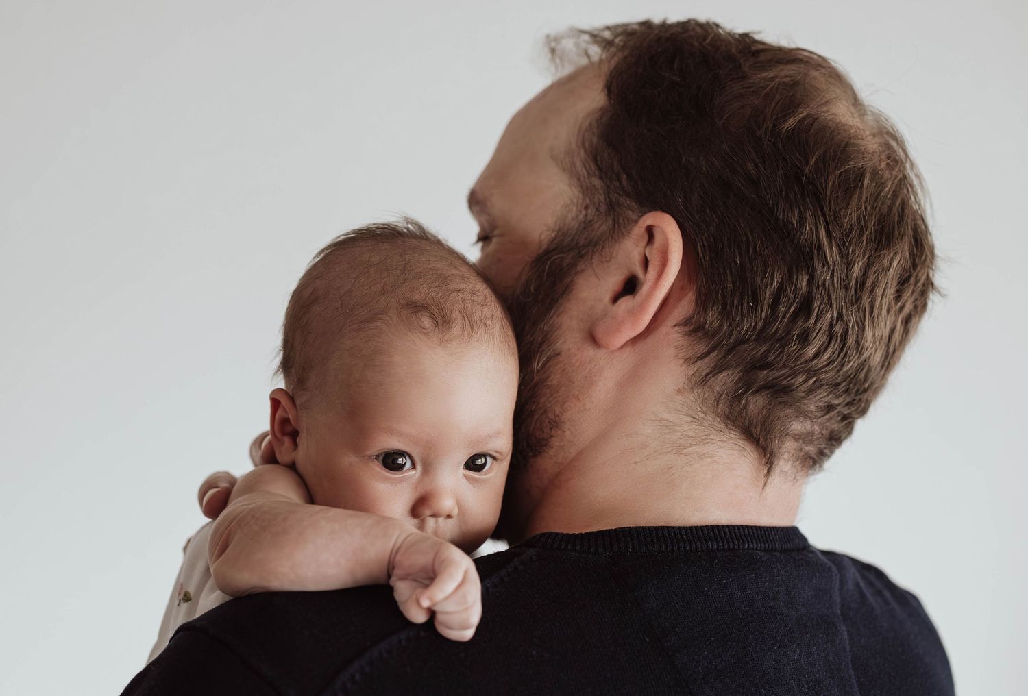 Natural & authentic lifestyle baby session in Zurich. Professional newborn photographer in Thalwil. Natürliche Babyfotografie Silberküste.