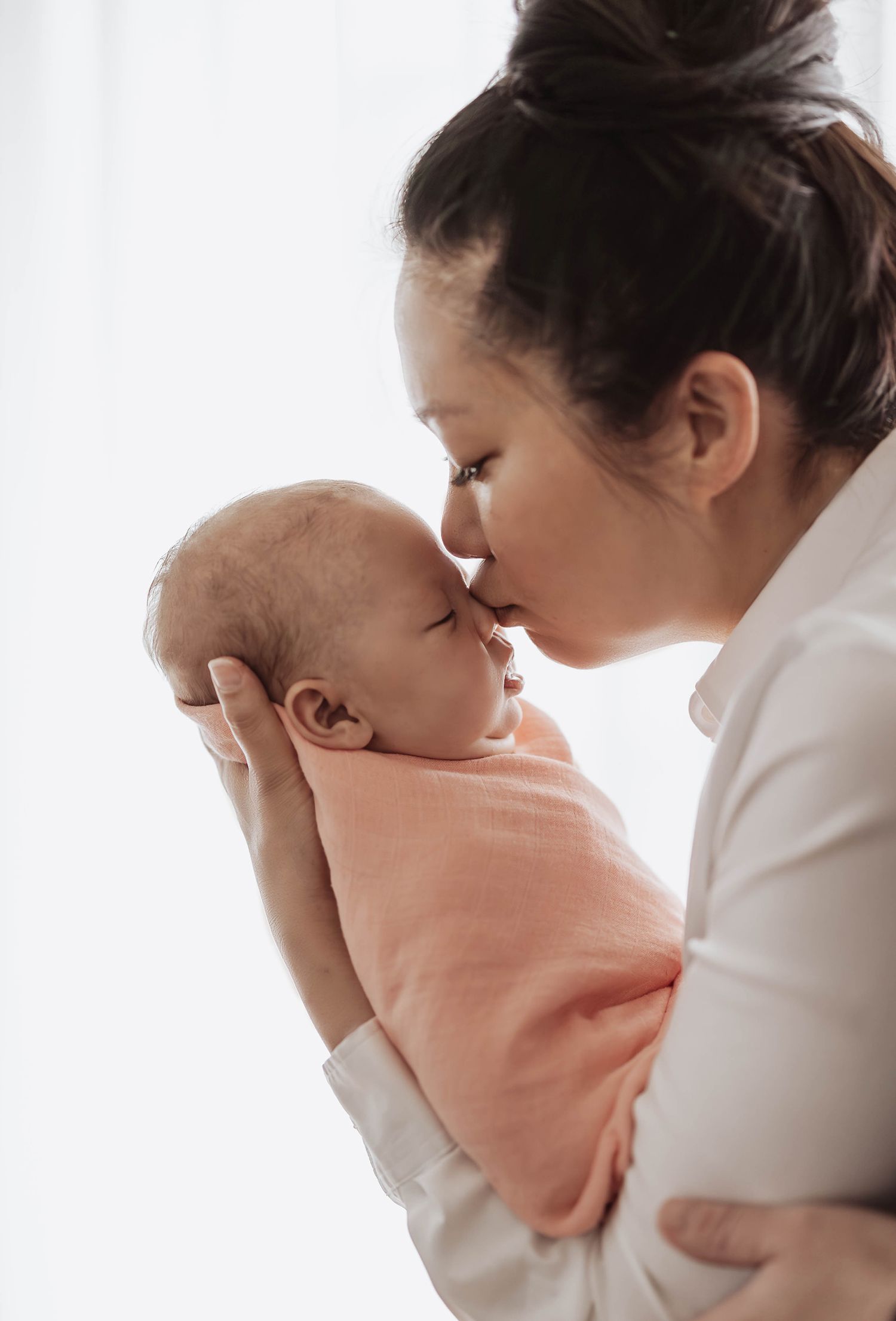 Lifestyle baby photography in Thalwil & Silver Coast. Natural newborn moments by Jiyoung Hwang Photography Zurich. Authentische Babyfotos.