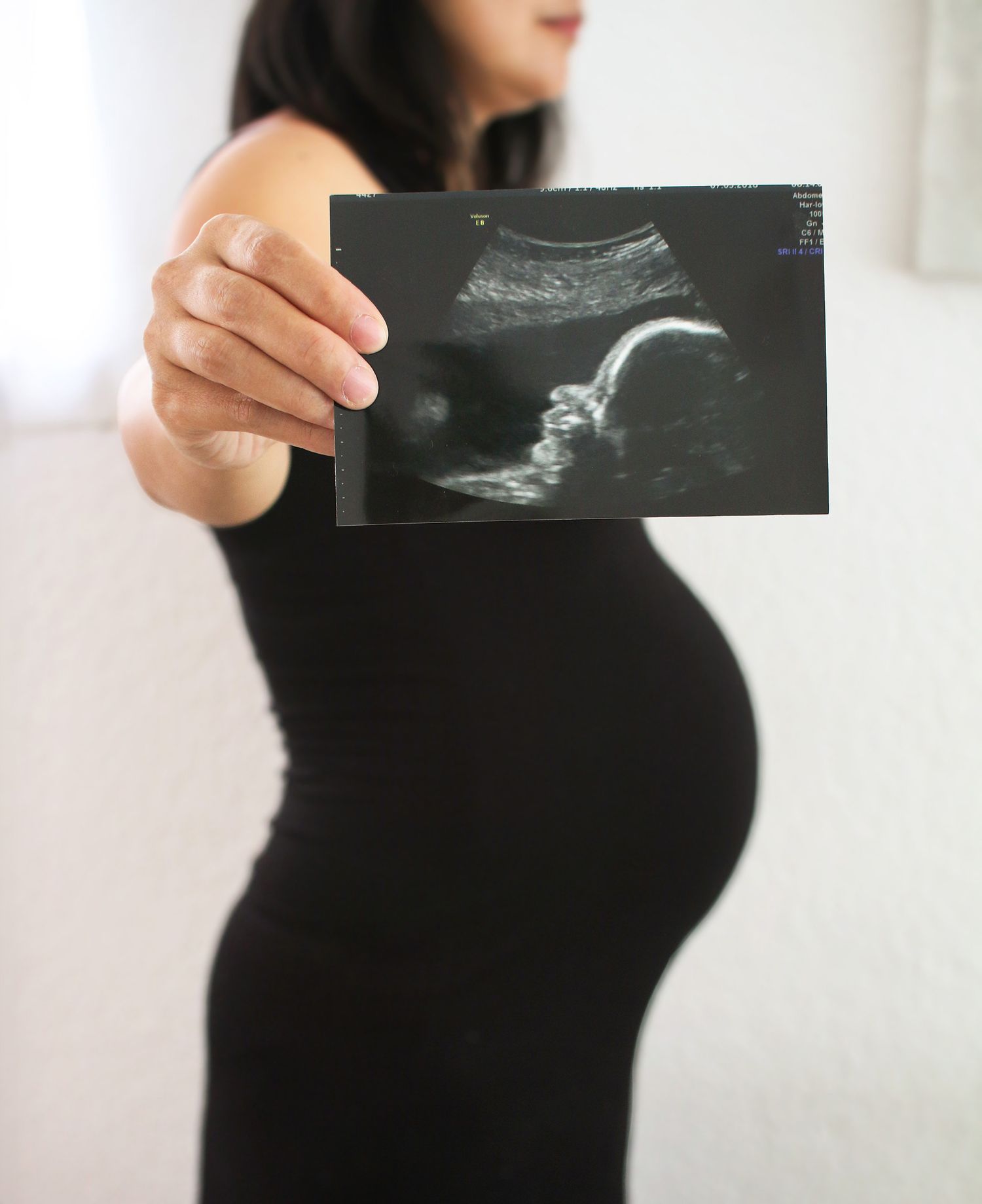 Natural maternity home session in Thalwil. Candid lifestyle pregnancy photography. Authentische Babybauchfotos zu Hause in Thalwil.
