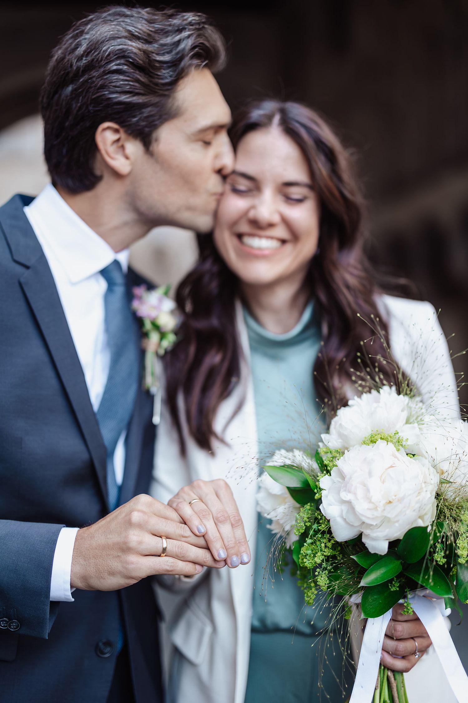Emotional wedding session in Switzerland. Candid lifestyle photography. Natürliche Hochzeitsfotos von Jiyoung Hwang Photography.