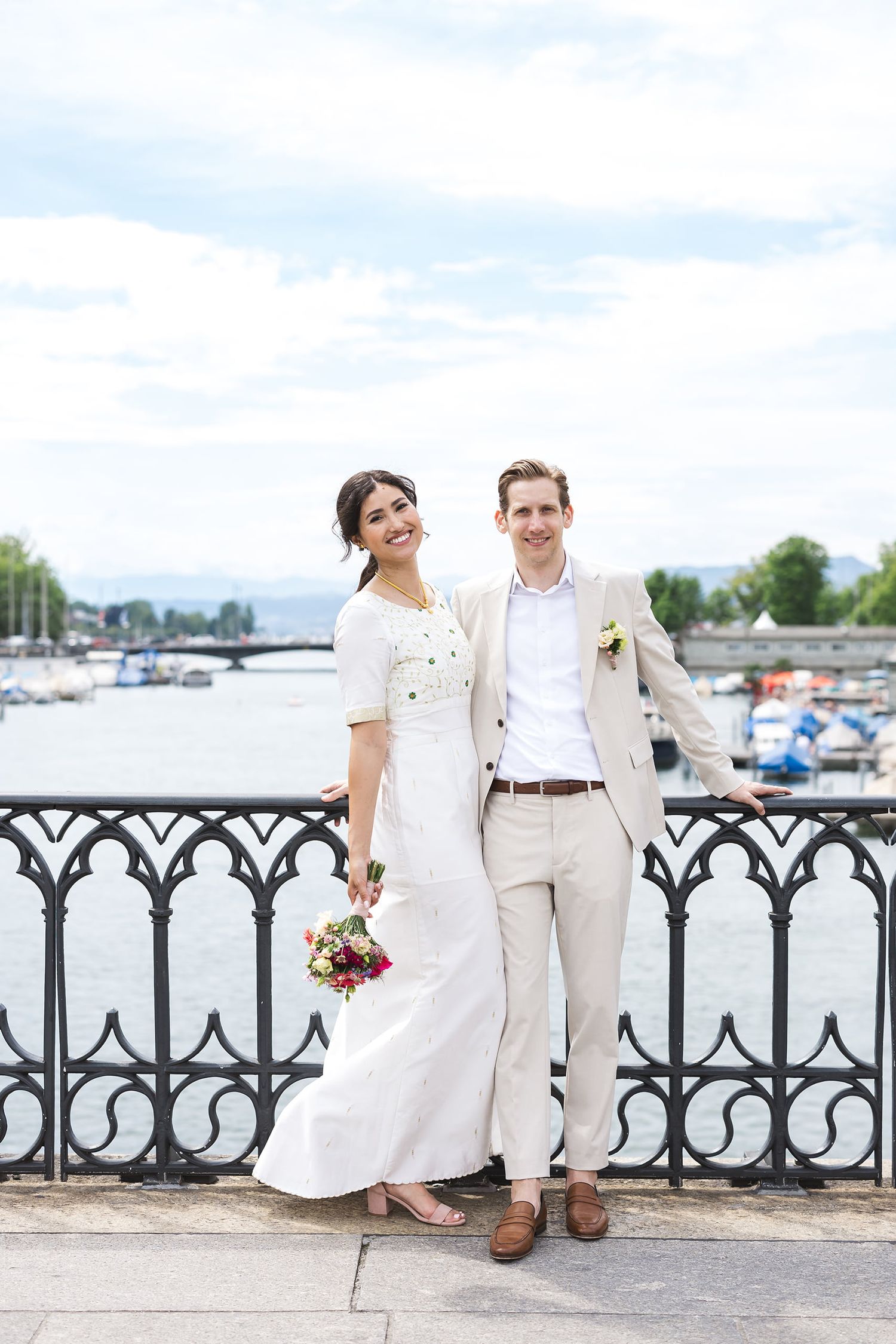 Bridge wedding session in Zurich. Natural lifestyle photography at Limmat. Authentische Hochzeitsreportage an der Limmatbrücke.