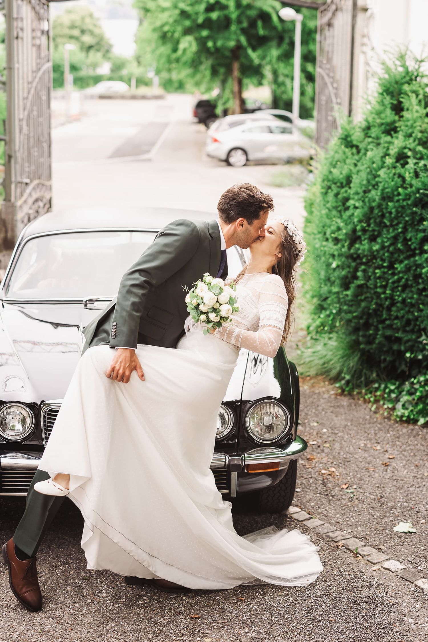 Romantic Freie Trauung Switzerland. Outdoor wedding lifestyle photography. Natürliche Hochzeitsreportage & Candid Moments in der Schweiz.