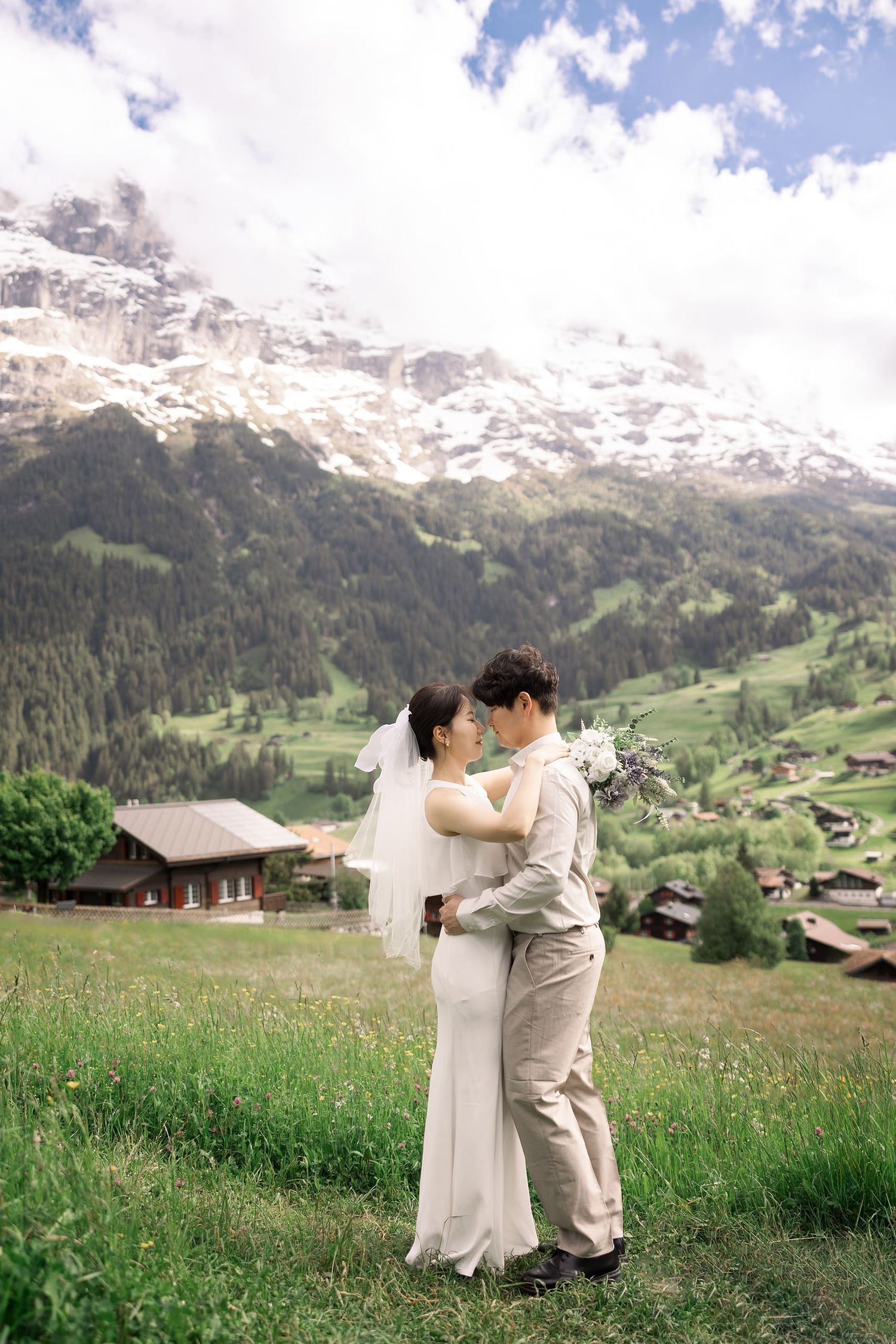 Engagement session in Grindelwald with Swiss Alps view. Natural lifestyle couple portraits. Authentisches Paarshooting in Grindelwald.