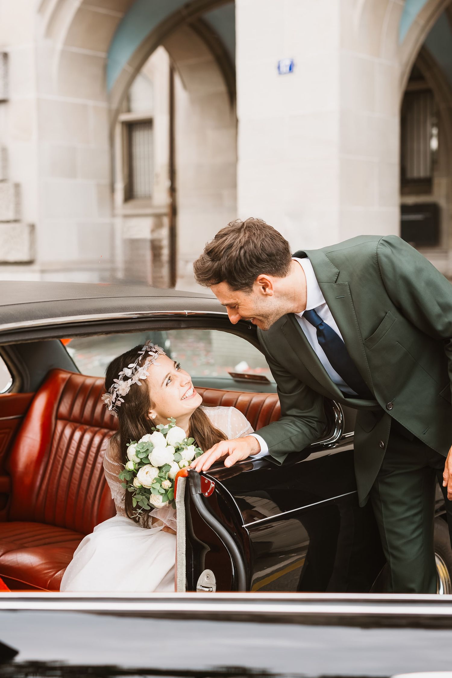 Zurich city wedding photography. Lifestyle couple portraits in a classic car. Authentisches Shooting am Standesamt Zürich.