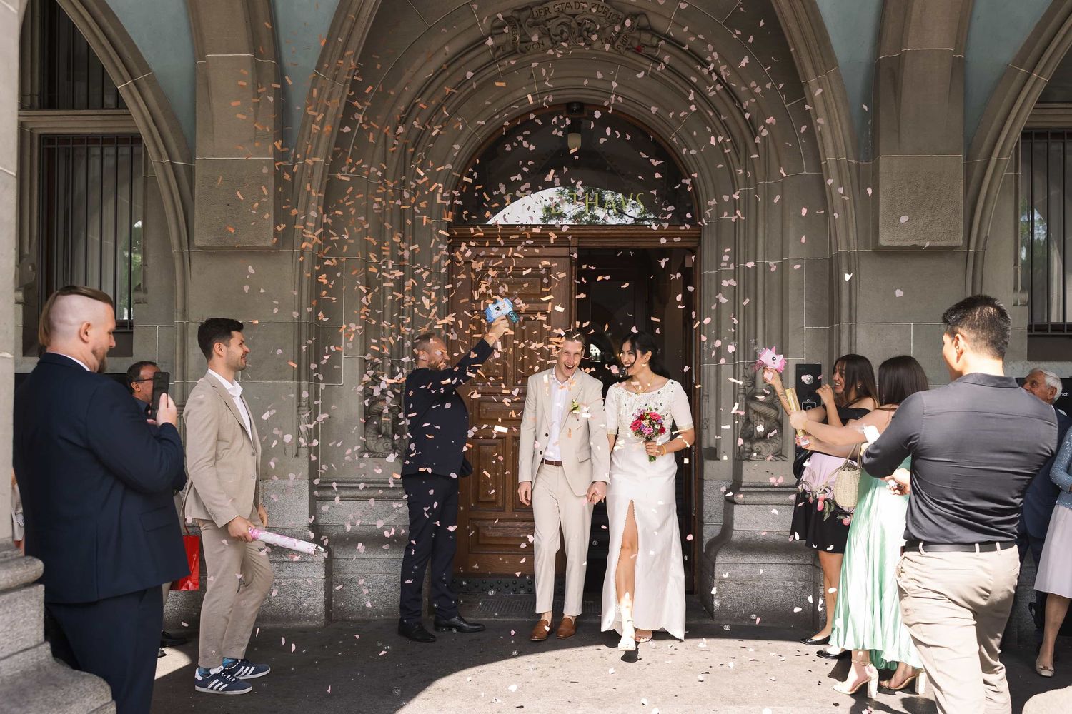 Stadthaus Zürich wedding exit. Candid lifestyle photography of the happy couple. Authentischer Moment nach der Trauung in Zürich.