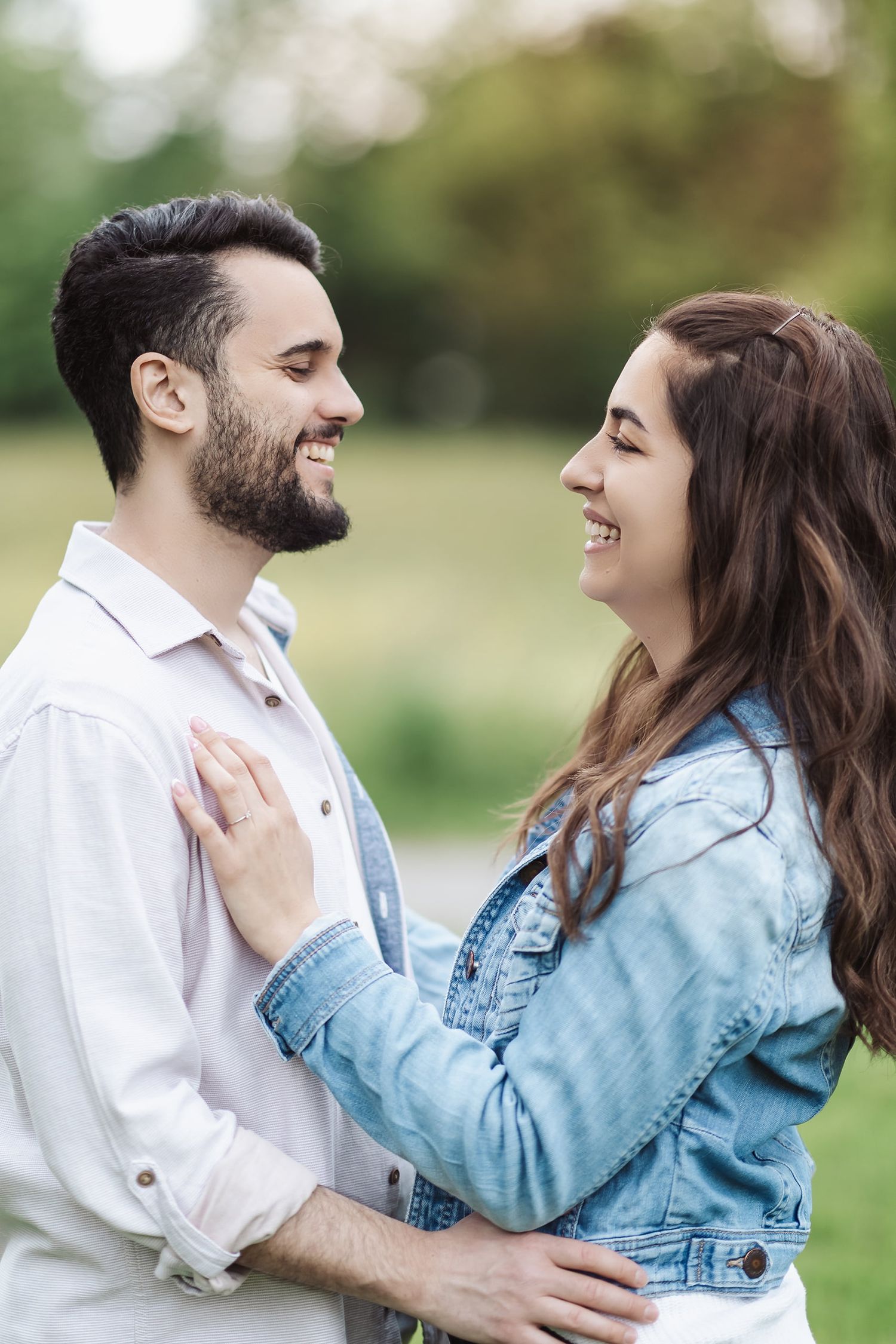 Candid engagement session in Switzerland. Natural lifestyle couple portraits. Authentische Verlobungsfotos von Jiyoung Hwang Photography.