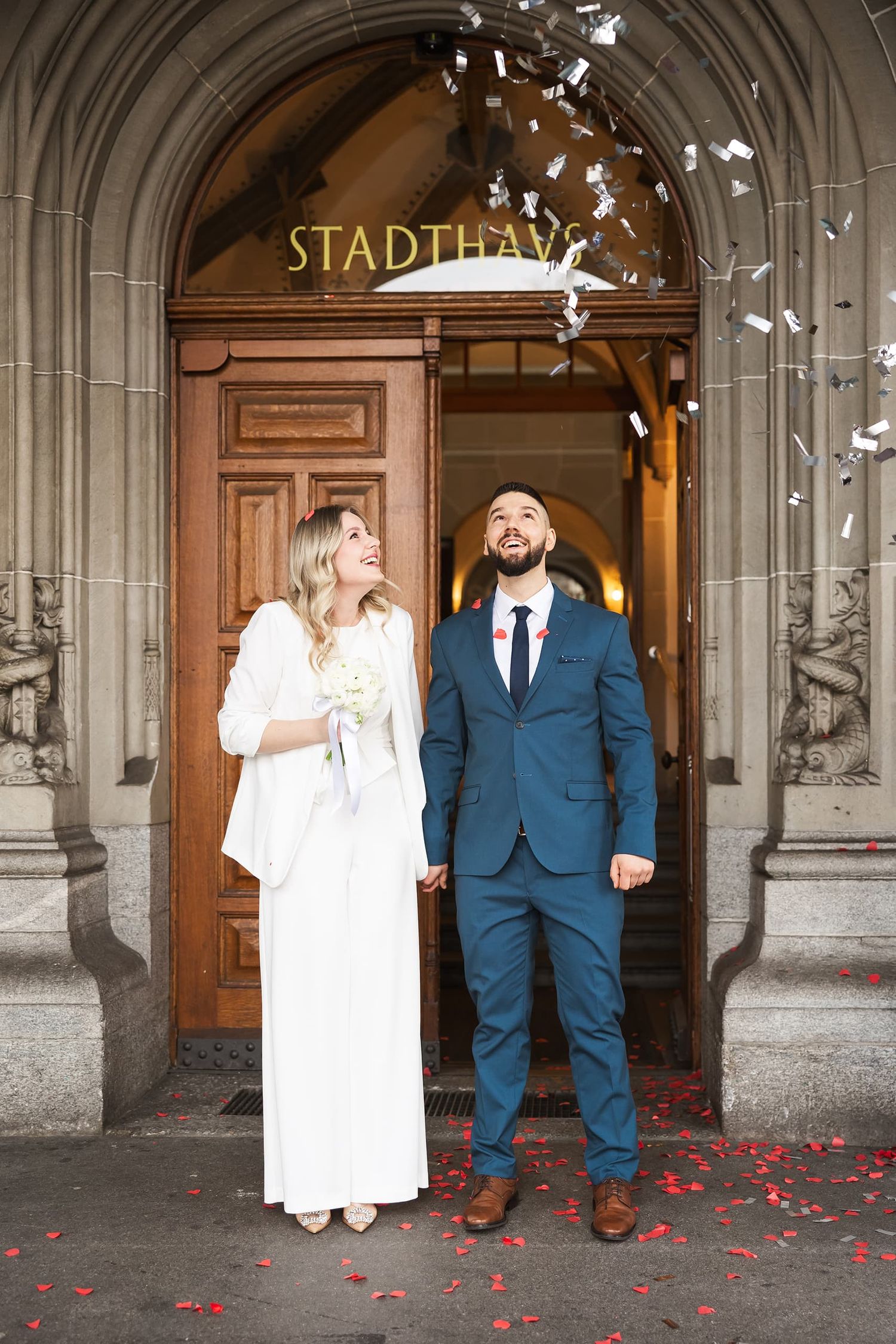 Stadthaus Zürich wedding photography. Natural lifestyle moments by Jiyoung Hwang. Authentische Hochzeitsfotos im Standesamt Zürich.