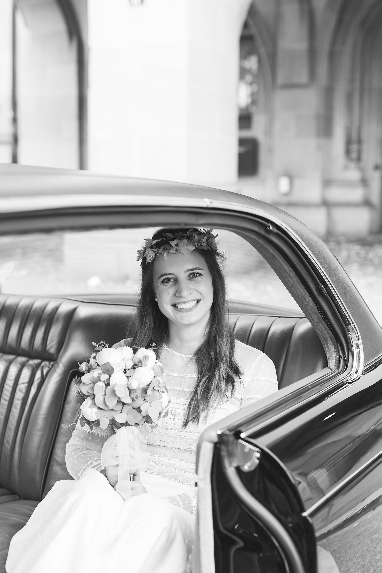 Zurich city wedding photography. Lifestyle couple portraits in a classic car. Authentisches Shooting am Standesamt Zürich.