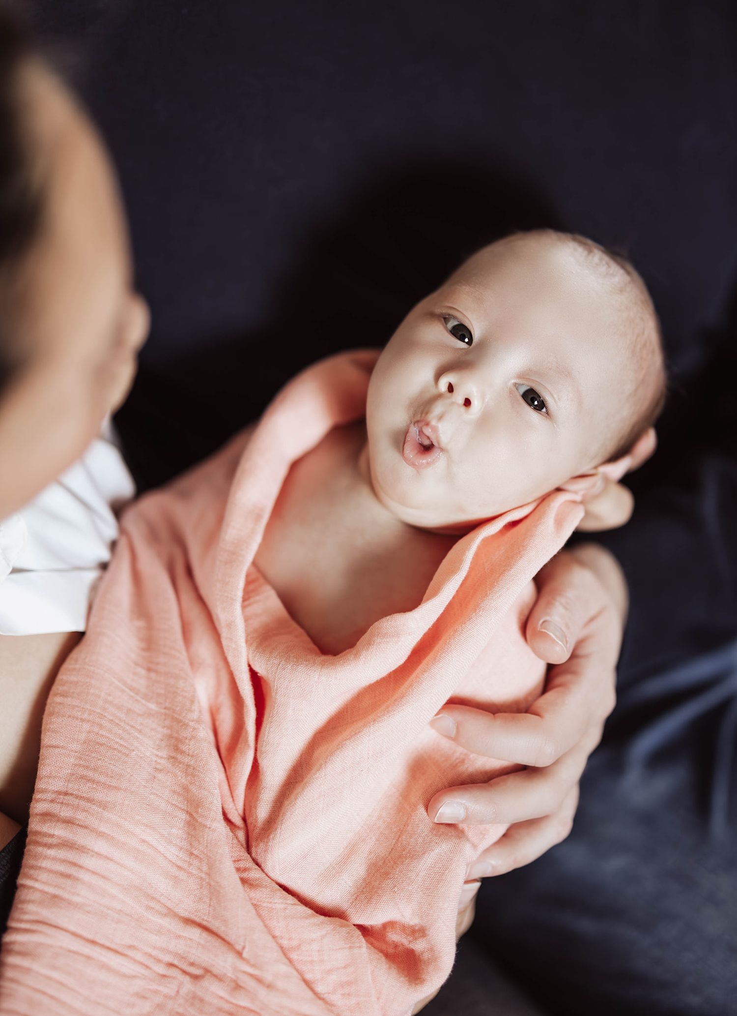 Newborn photography in Thalwil Zurich. Sanfte Neugeborenenfotos im Lifestyle-Stil. Natural baby photography at home in Zurich & Thalwil.