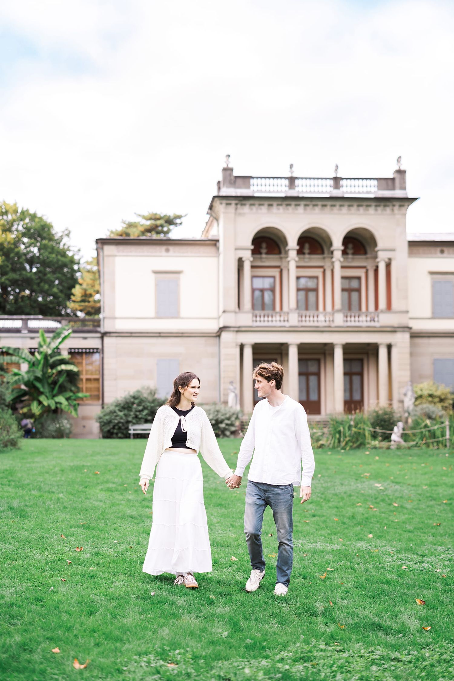 Candid engagement photography in Switzerland. Natural lifestyle pre-wedding shoot. Authentische Verlobungsfotos von Jiyoung Hwang.