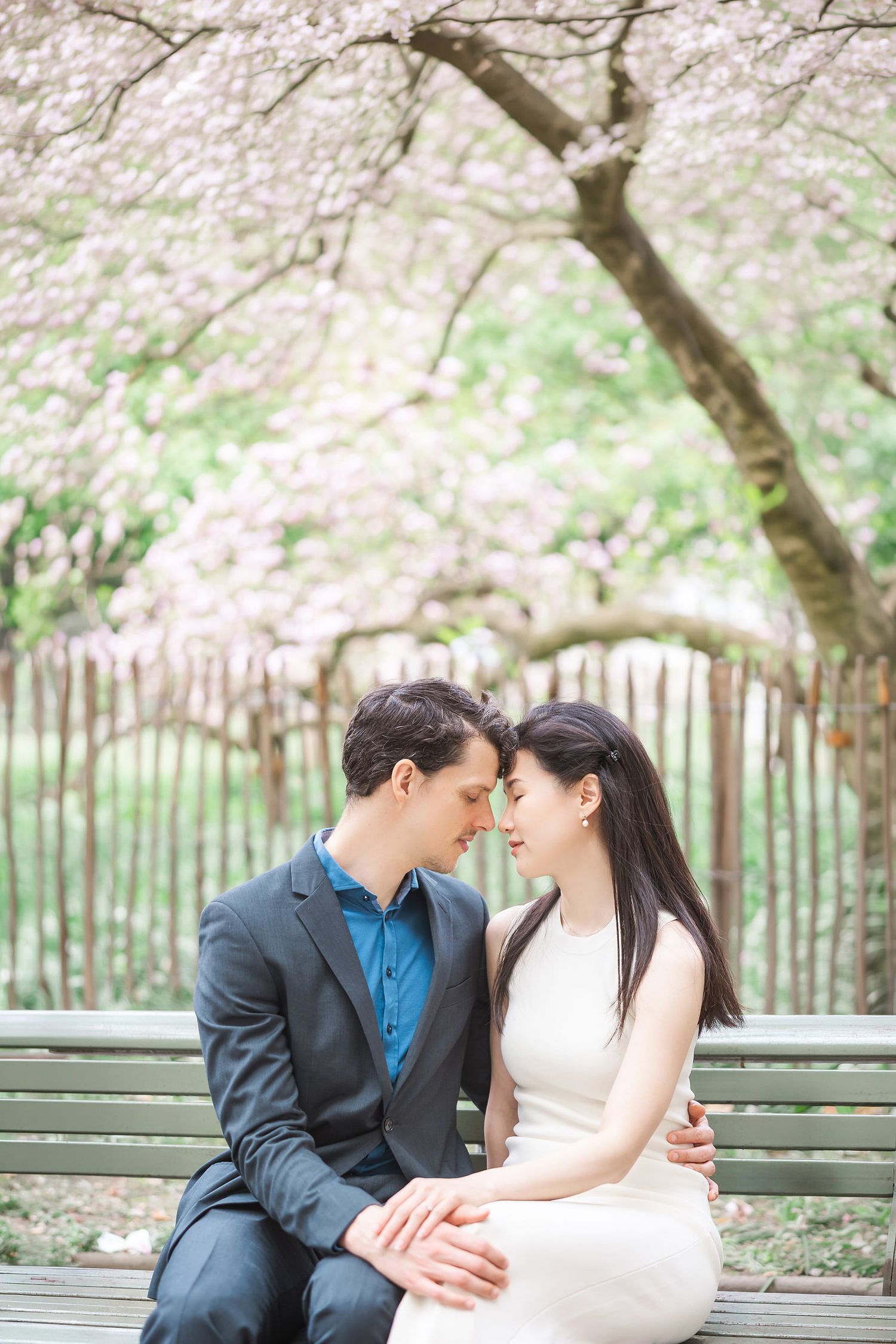 Romantic spring couple shoot in Zurich. Natural lifestyle photography with blossoms. Authentische Paarfotos im Frühling von Jiyoung Hwang.