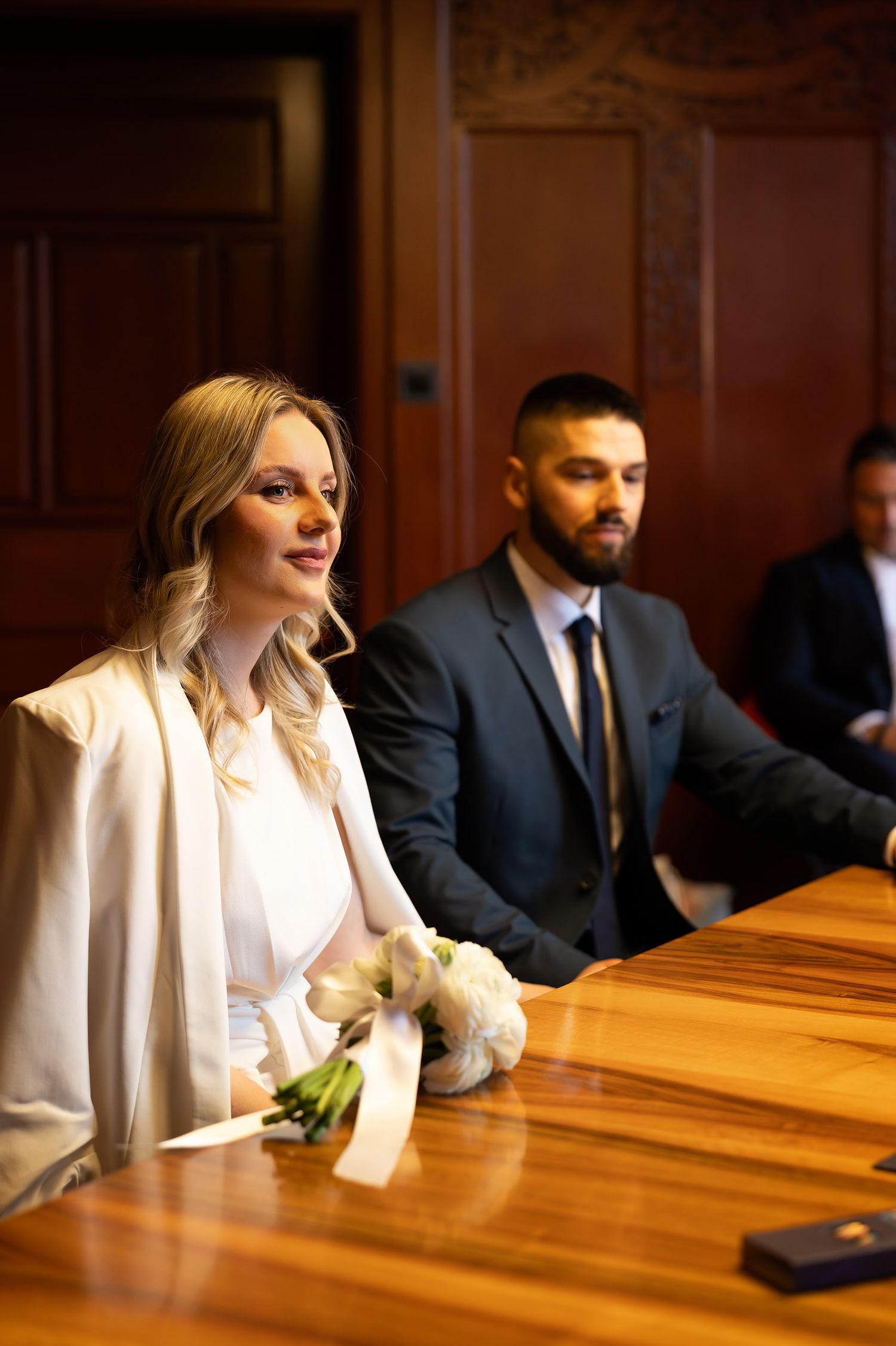 Intimate Stadthaus Zürich wedding. Candid lifestyle moments during the ceremony. Authentische Hochzeitsfotos im Standesamt Zürich.