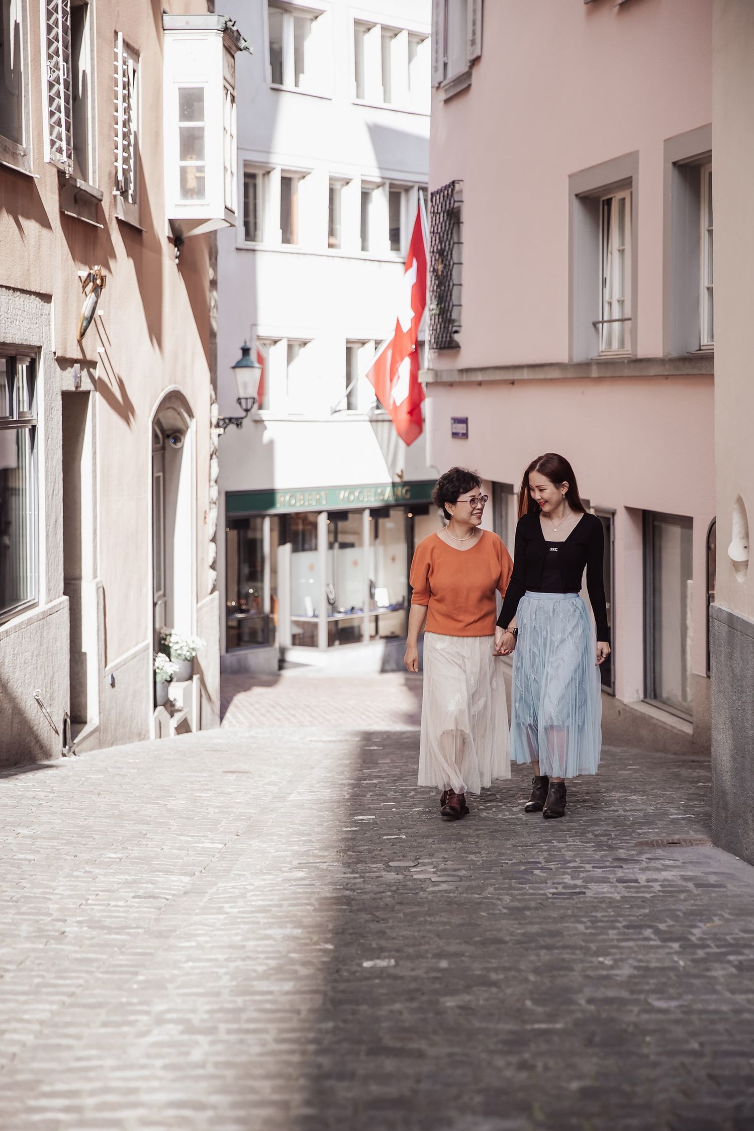 Heartwarming mother and daughter shoot in Zurich. Natural family lifestyle photography. Authentische Mutter-Tochter-Fotos in Zürich City.