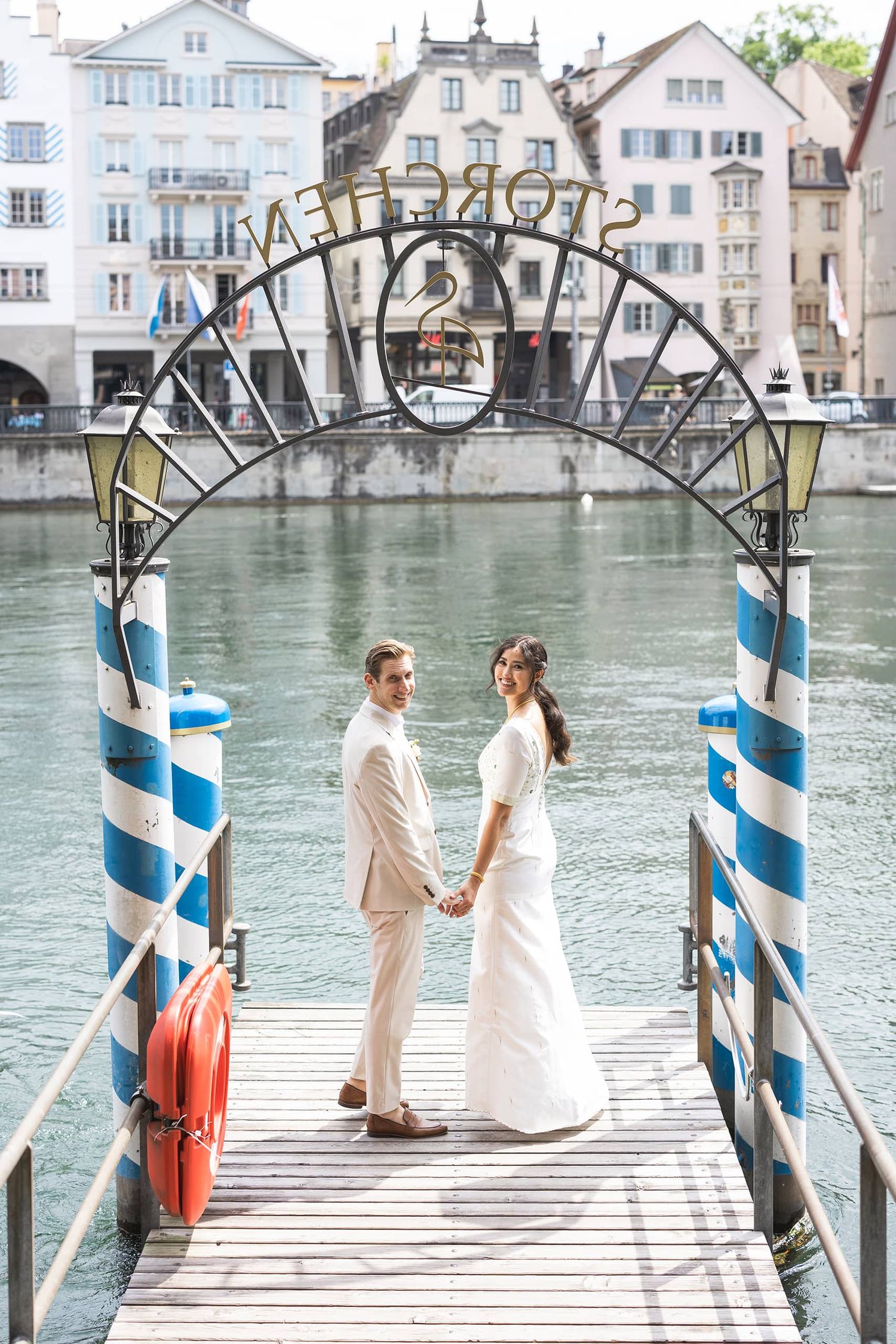Walking along the Limmat river. Natural lifestyle wedding portraits. Romantischer Spaziergang an der Limmat, Zürich Photography.