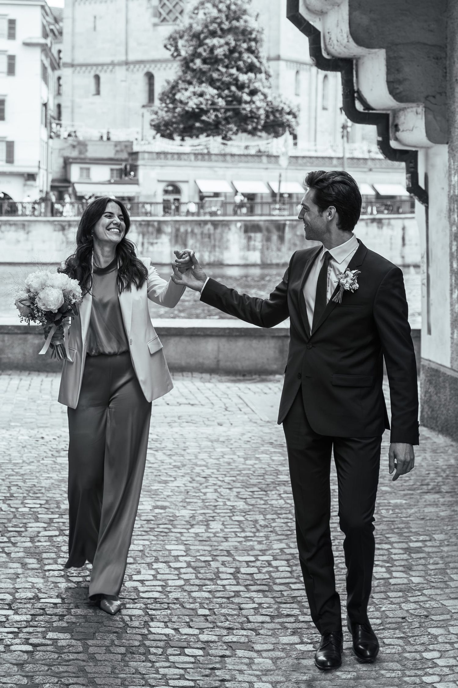 Emotional Standesamt Zürich wedding photography. Natural lifestyle moments at Stadthaus. Authentische Hochzeitsfotos von Jiyoung Hwang.