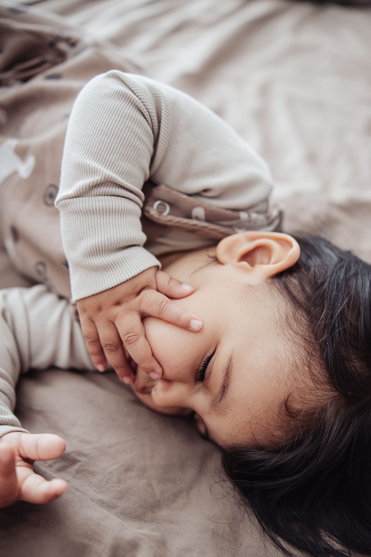 Natural baby lifestyle session in Thalwil. Heartwarming family moments. Jiyoung Hwang Photography: Authentische Newborn-Shootings.