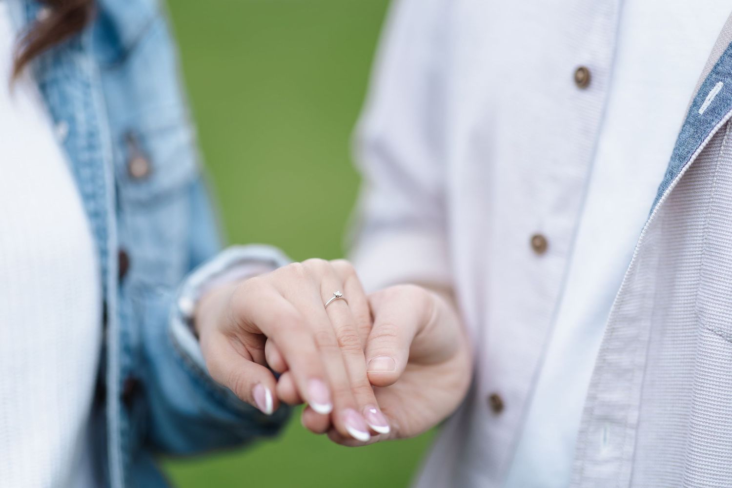 Romantic close-up of couple holding hands with wedding rings. Natural lifestyle photography. Authentische Detailfotos von Händen und Ringen.