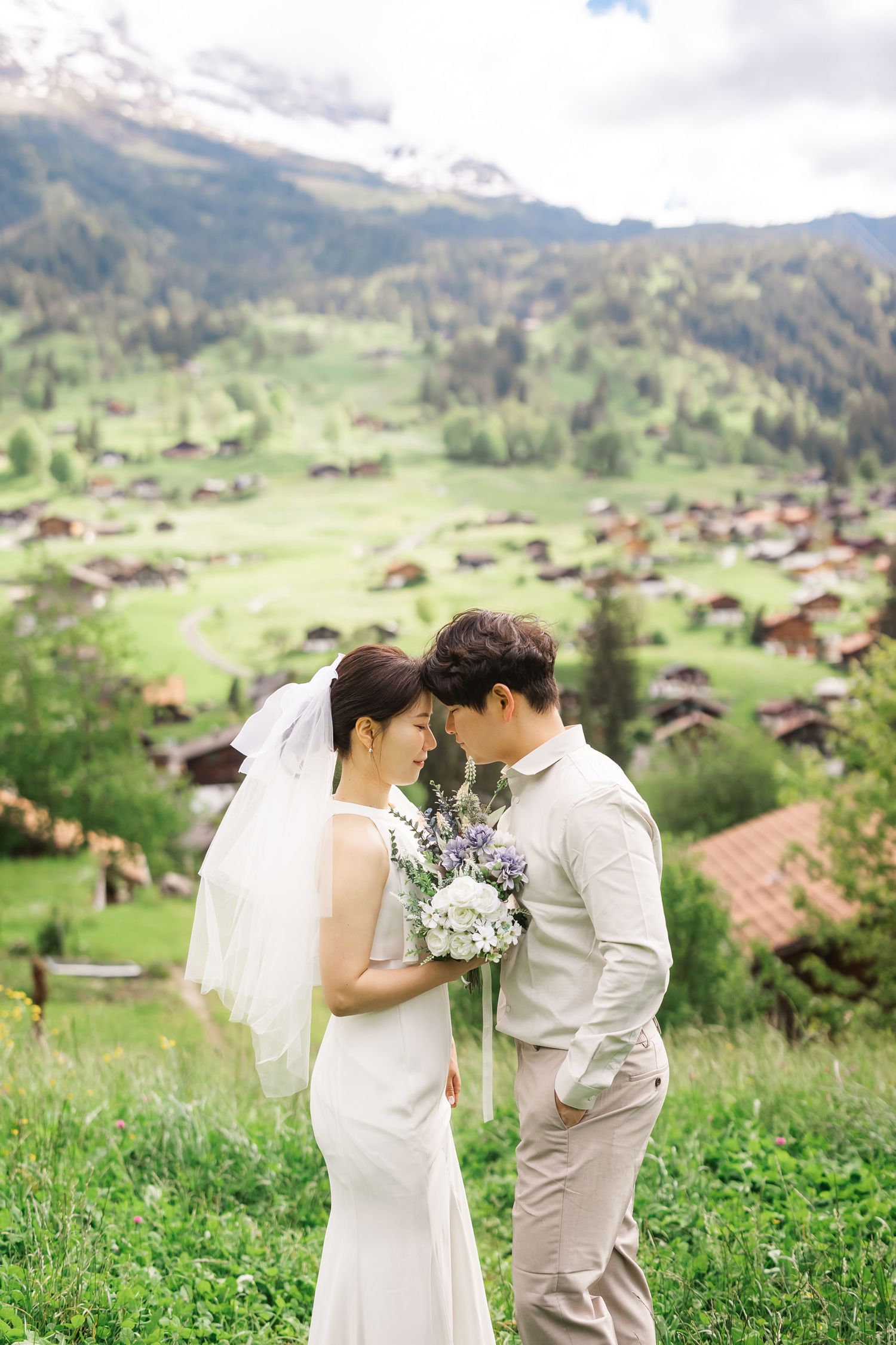Engagement session in Grindelwald Swiss Alps. Romantic couple shooting with Eiger view. Ihr Fotograf für Paarshooting in Grindelwald.