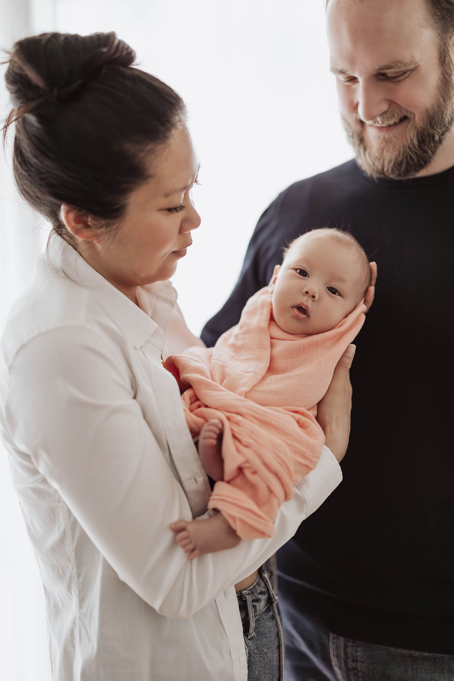 Family and newborn photographer in Thalwil. Natural lifestyle photography. Jiyoung Hwang: Natürliche Baby- und Familienfotos in Thalwil.