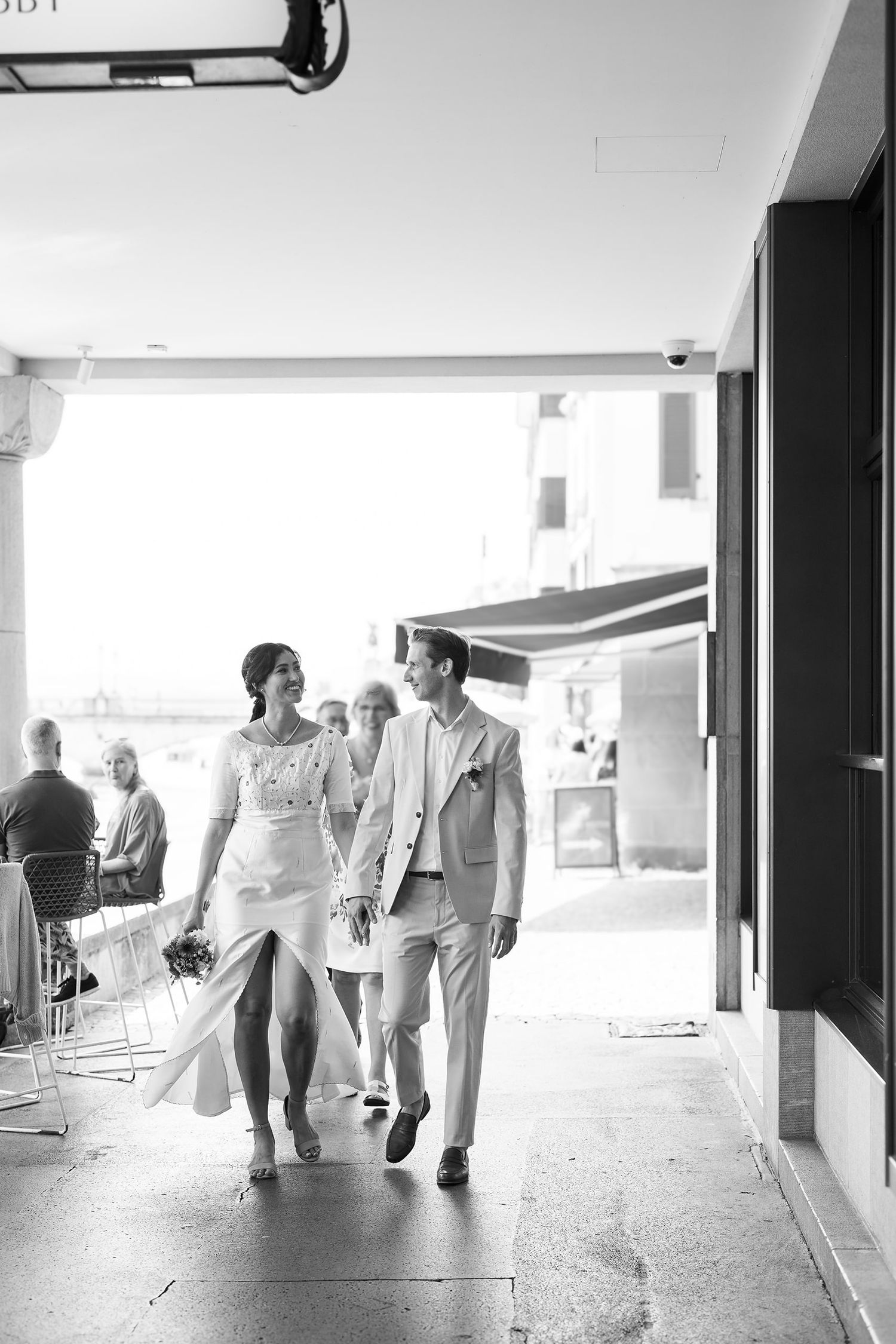Emotional wedding portraits in Zurich City. Candid lifestyle moments. Jiyoung Hwang Photography: Urban wedding by the Limmat.