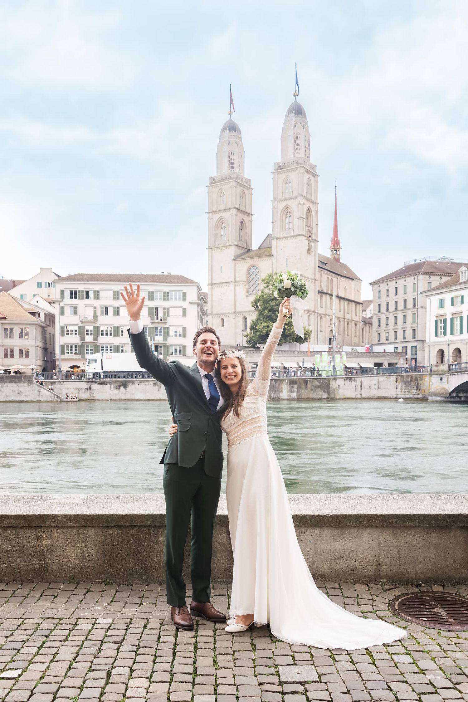 City wedding lifestyle in Zurich. Candid moments of the bride and groom. Authentische Paarfotos in der City von Jiyoung Hwang.